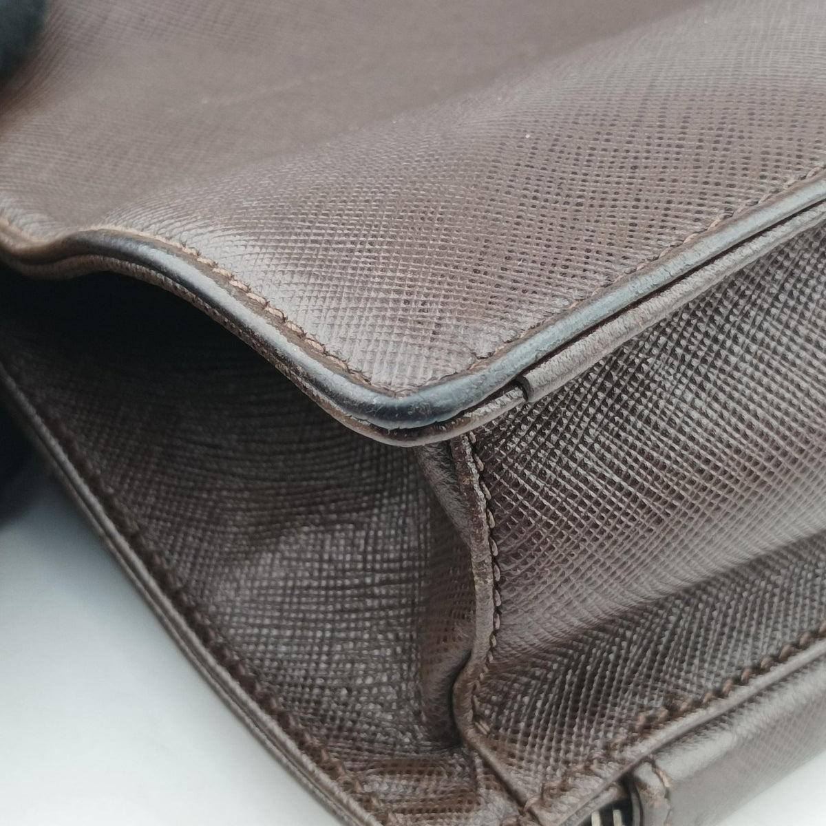Triangle Logo Plate Brown Saffiano Leather VR0023 49三角 ロゴ プレート ブラウン サフィアーノレザー VR0023 49