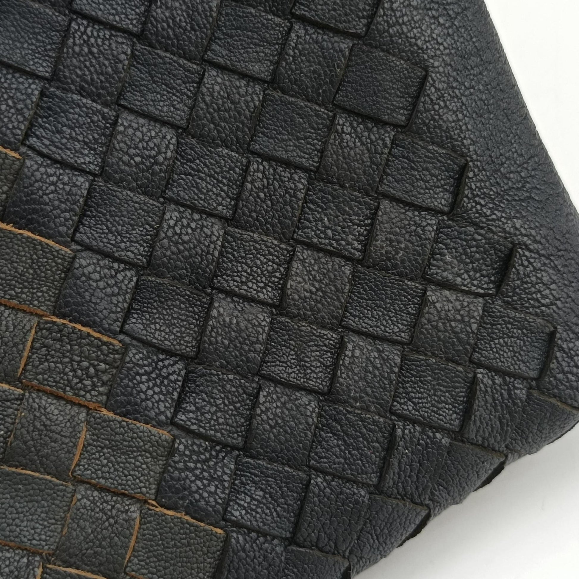 Intrecciato Dark Gray × Blue lambskin B04593134Yイントレチャート ダークグレー × ブルー ラムスキン B04593134Y