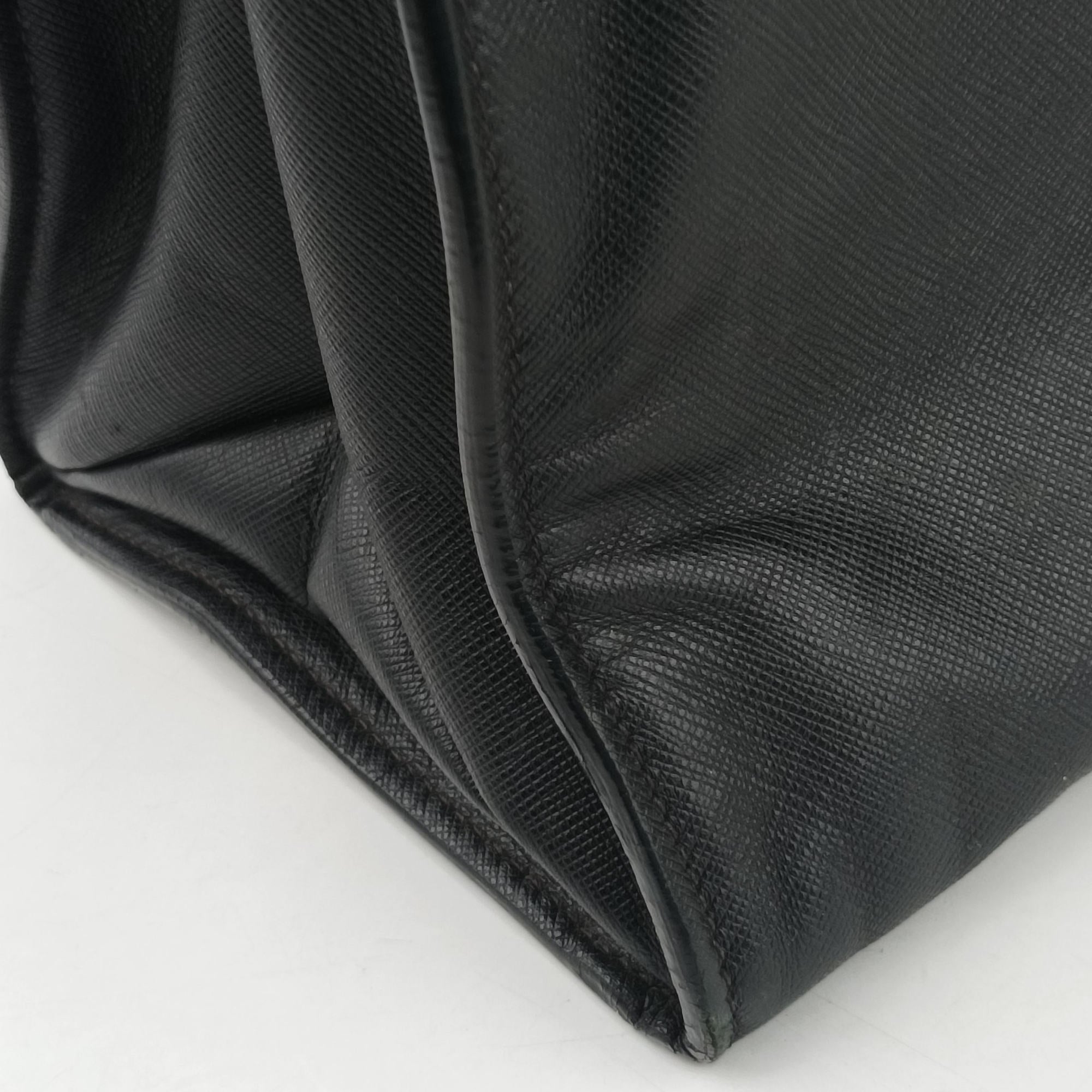 Triple Pocket Convertible Zip Tote Black SAFFIANO　Leather BN2603 7/R 208トリプルポケット コンバーチブル ジップ トート ブラック サフィアーノレザー BN2603 7/R 208