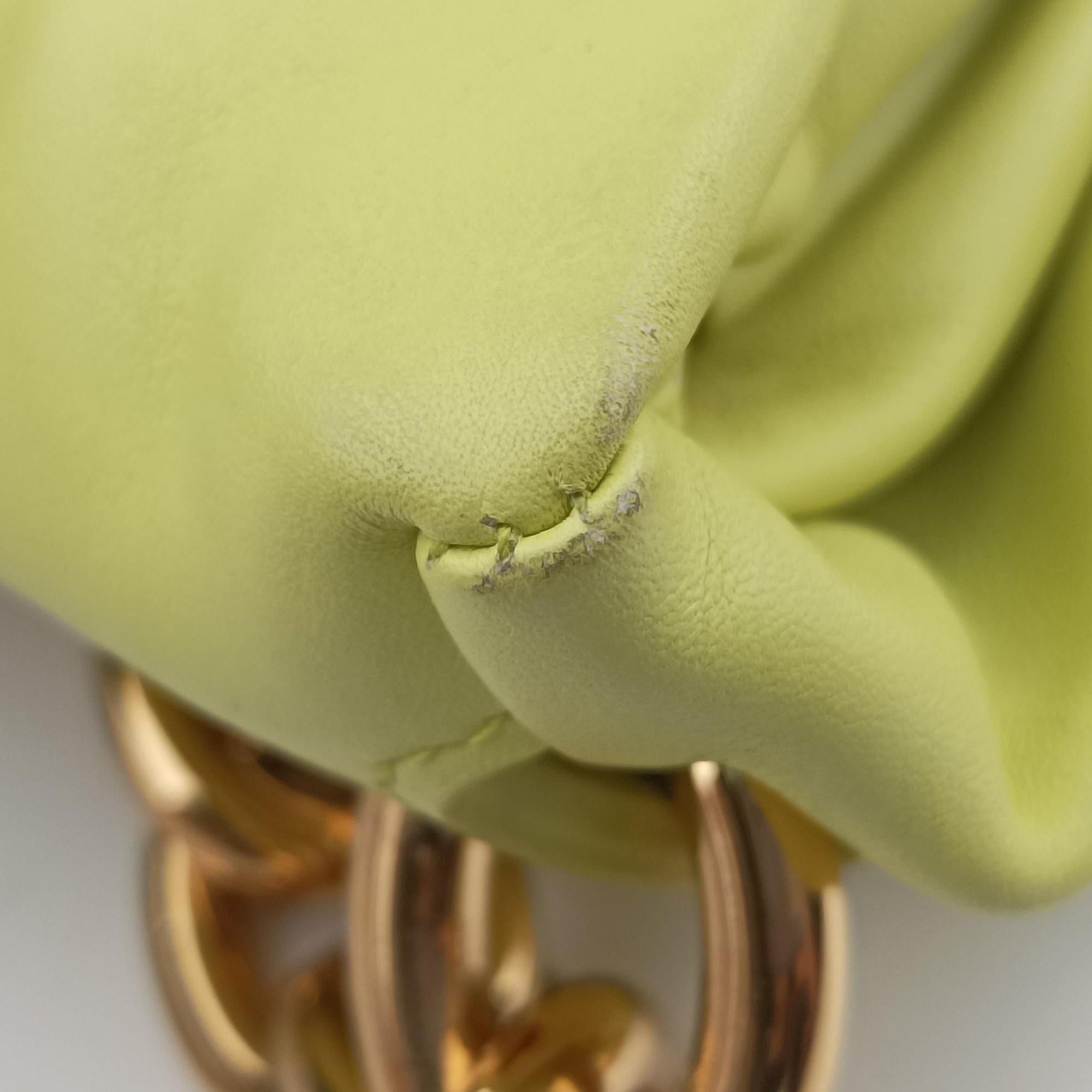 The Chain Pouch Yellow lambskin P01691683Jザ チェーン ポーチ イエロー ラムスキン P01691683J
