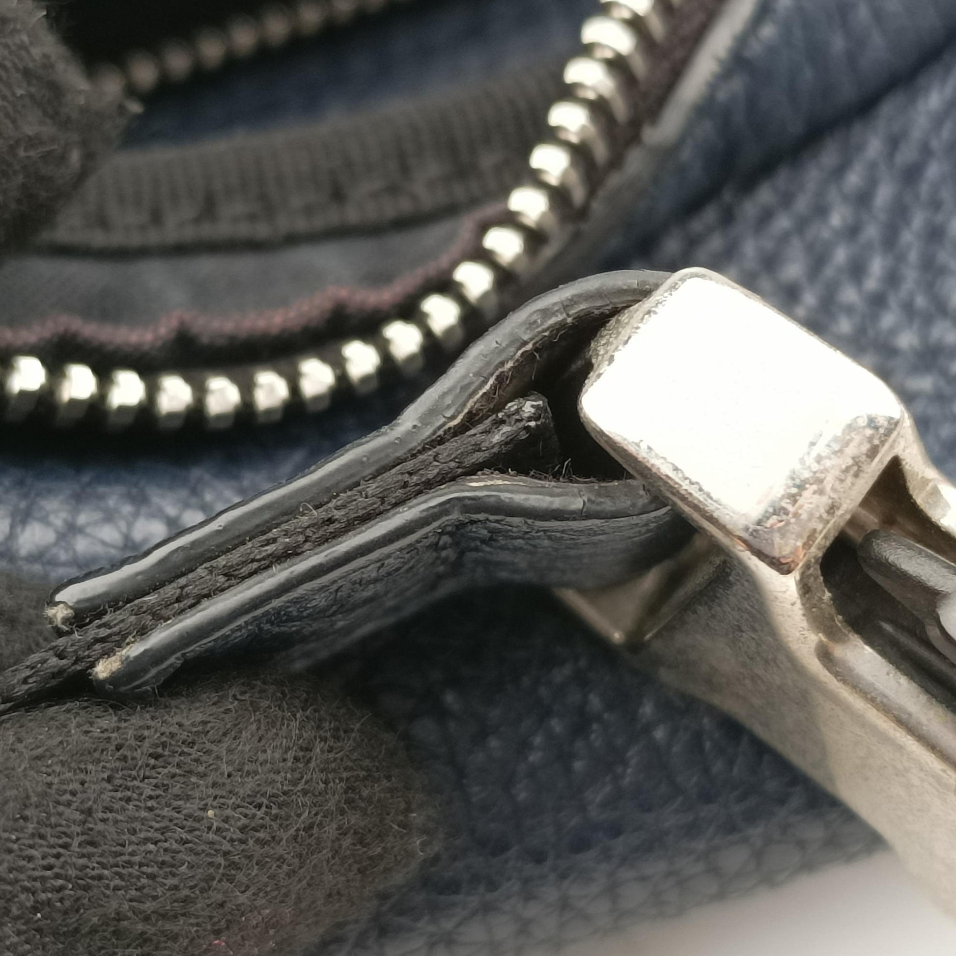 Pecan AMOR Logo Navy Leather 7VA446 7VA446 A7TI 199-0501ペカン アモーレ ロゴ ネイビー レザー 7VA446 7VA446 A7TI 199-0501