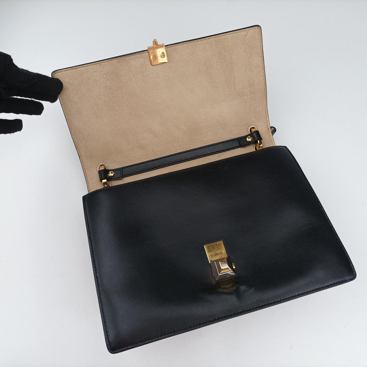 Pre-owned Fendi Kan I Black Leather 8BT283 shoulderbag | stylenewstar