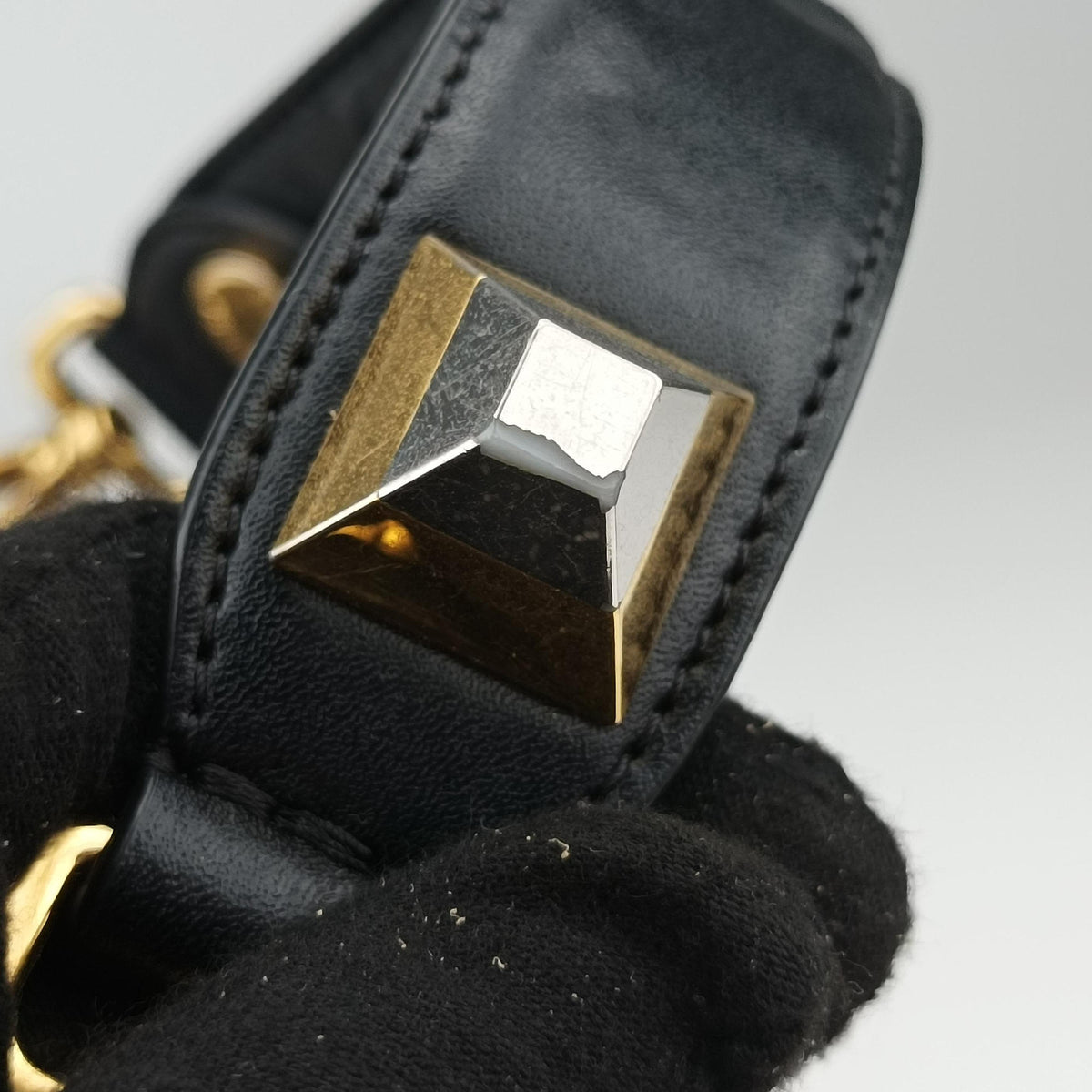 Pre-owned Fendi Kan I Black Leather 8BT283 shoulderbag | stylenewstar