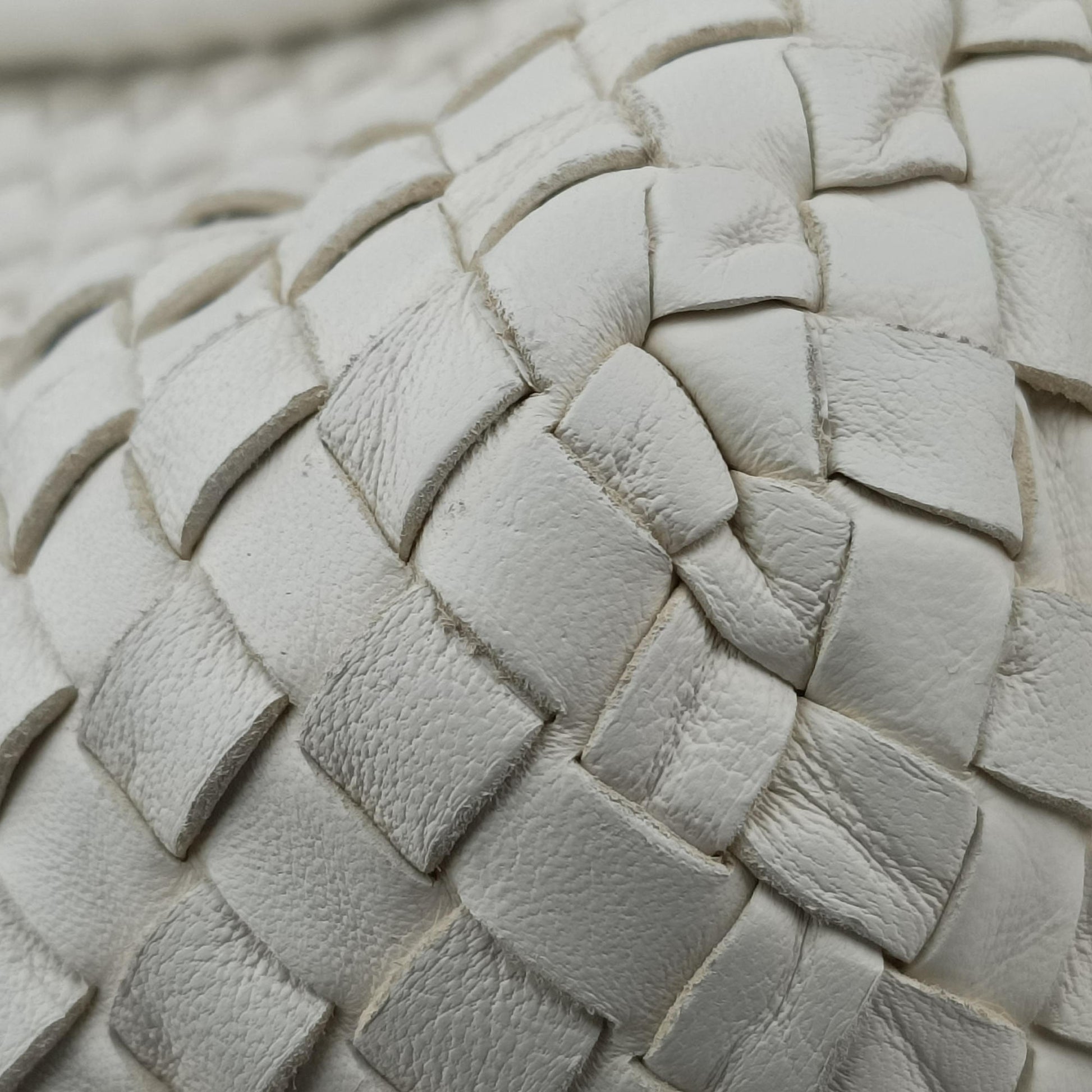 Intrecciato White lambskin B00330870Mイントレチャート ホワイト ラムスキン B00330870M