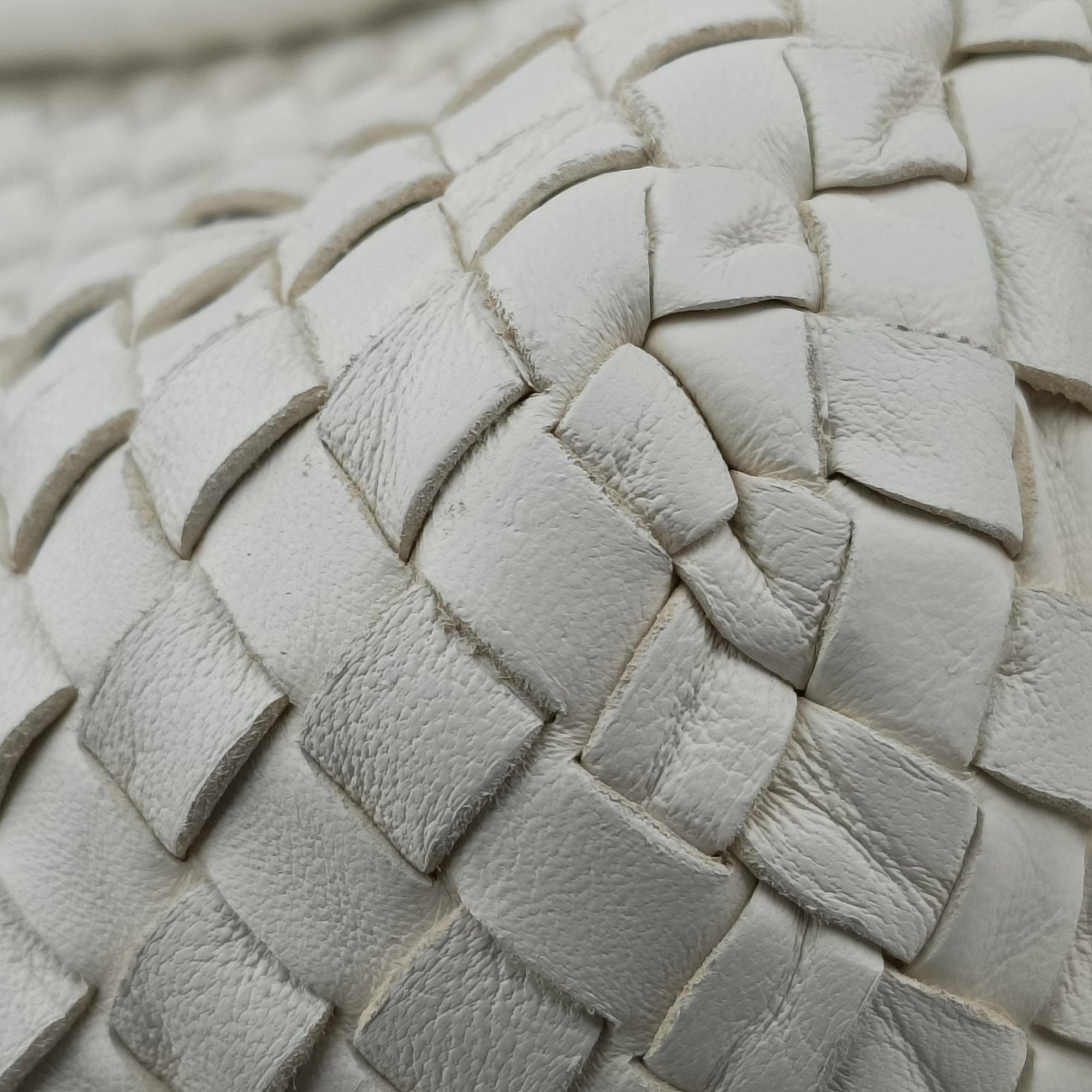 Intrecciato White lambskin B00330870Mイントレチャート ホワイト ラムスキン B00330870M