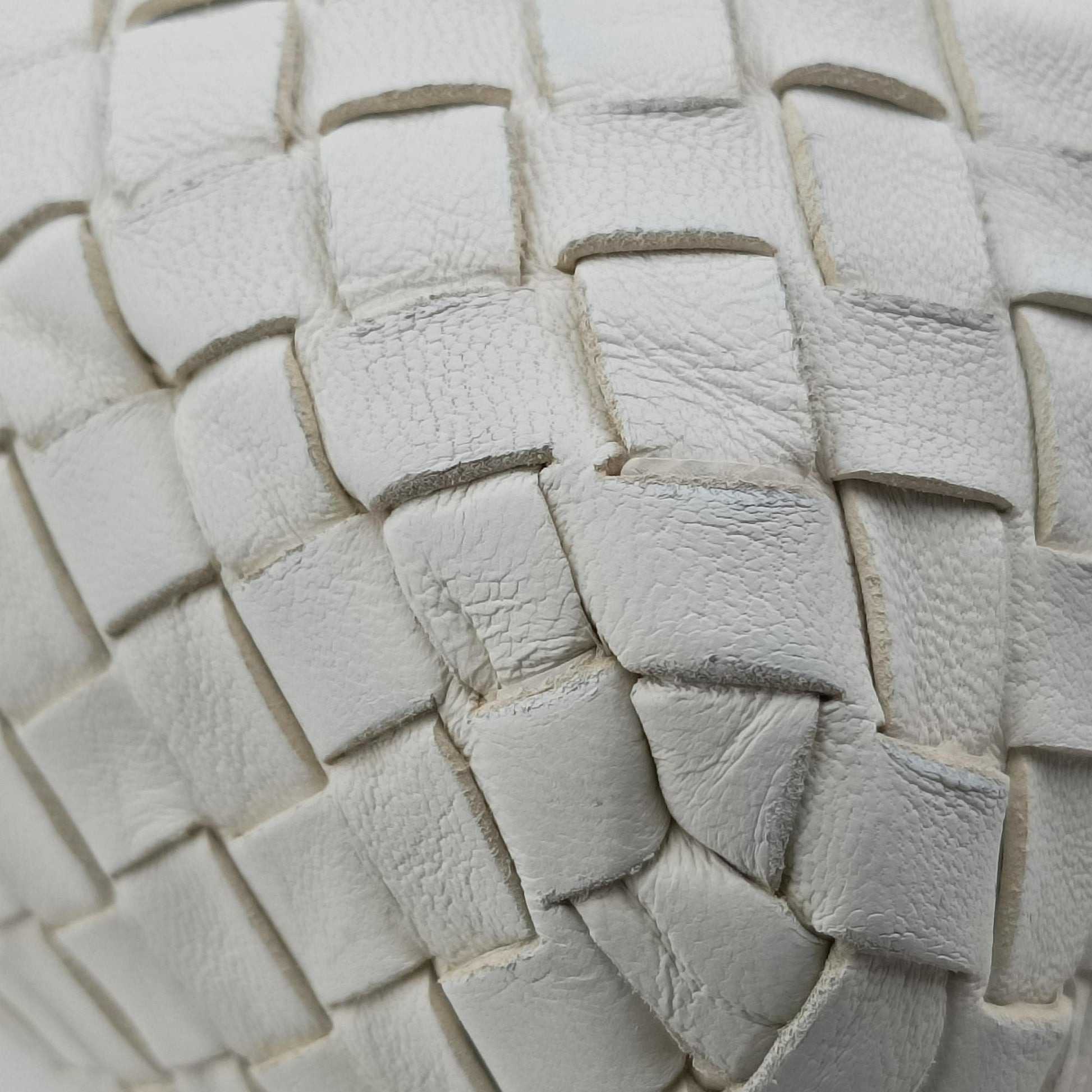 Intrecciato White lambskin B00330870Mイントレチャート ホワイト ラムスキン B00330870M