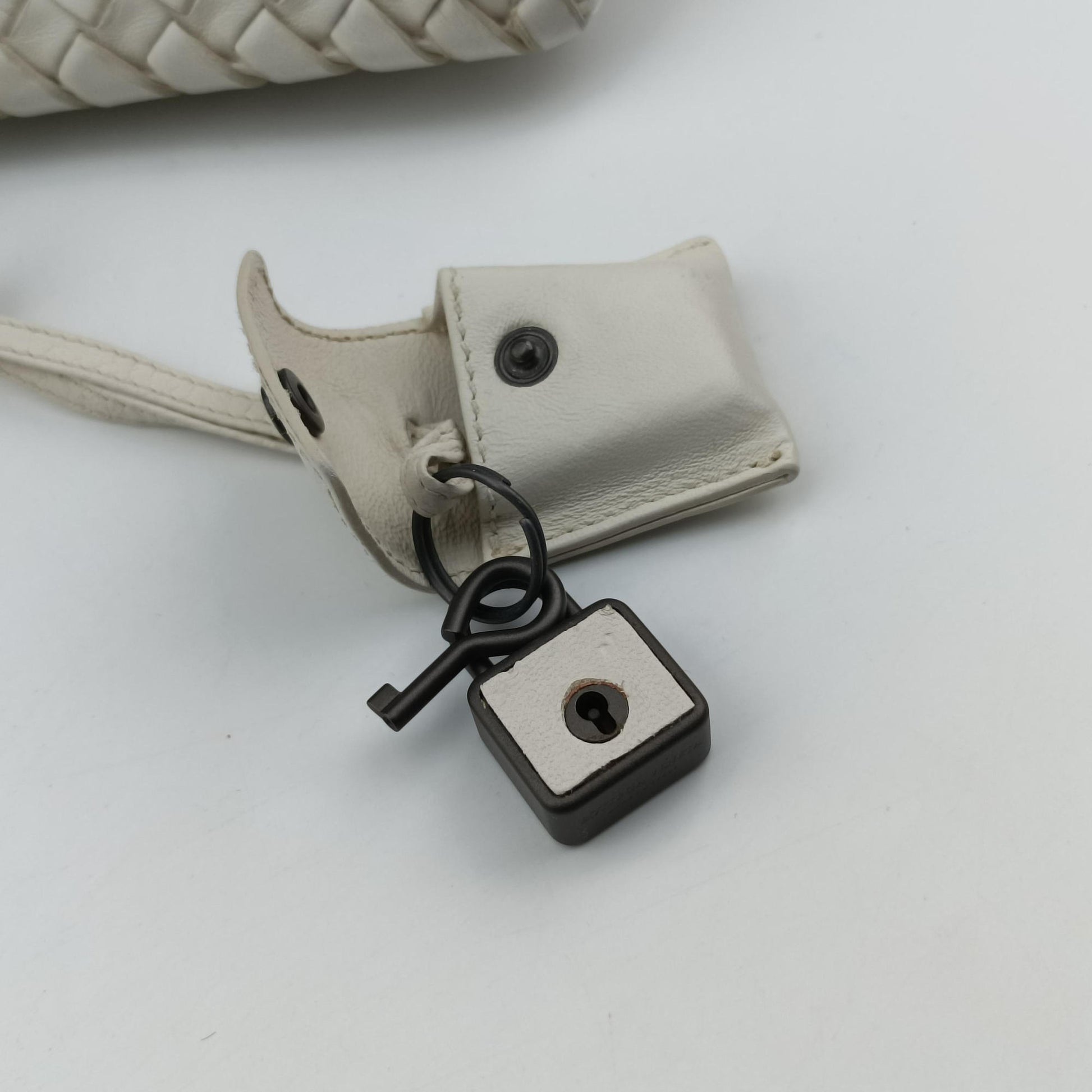 Intrecciato White lambskin B00330870Mイントレチャート ホワイト ラムスキン B00330870M