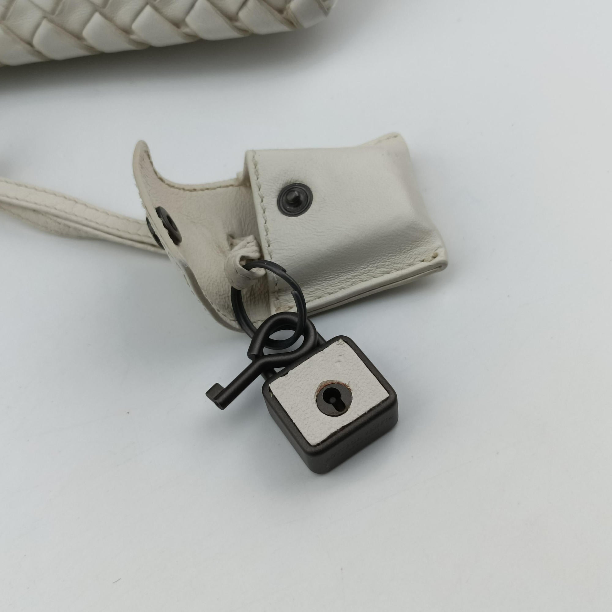 Intrecciato White lambskin B00330870Mイントレチャート ホワイト ラムスキン B00330870M