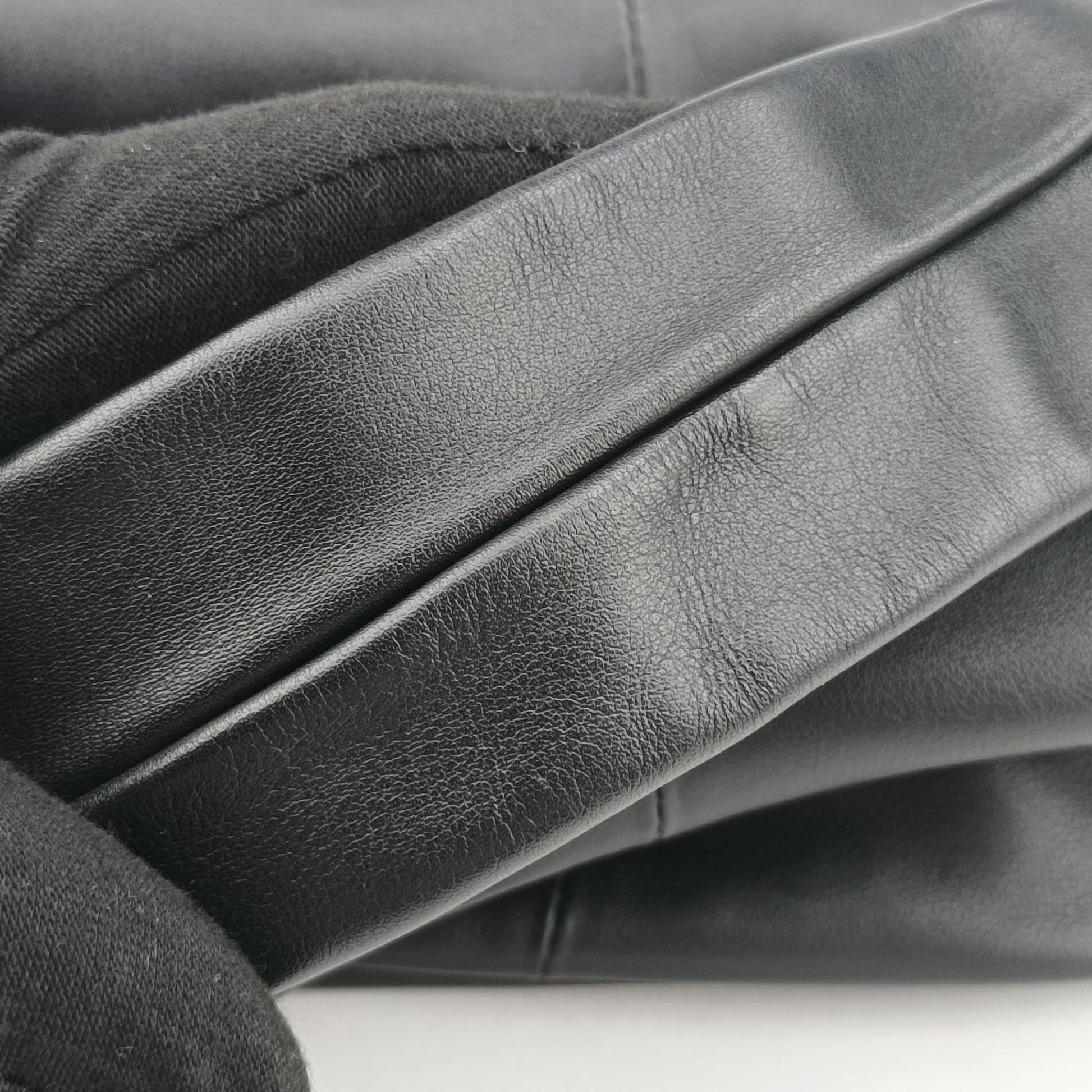 Double Knot Black lambskin P01811968Gダブルノット ミニ ブラック ラムスキン P01811968G