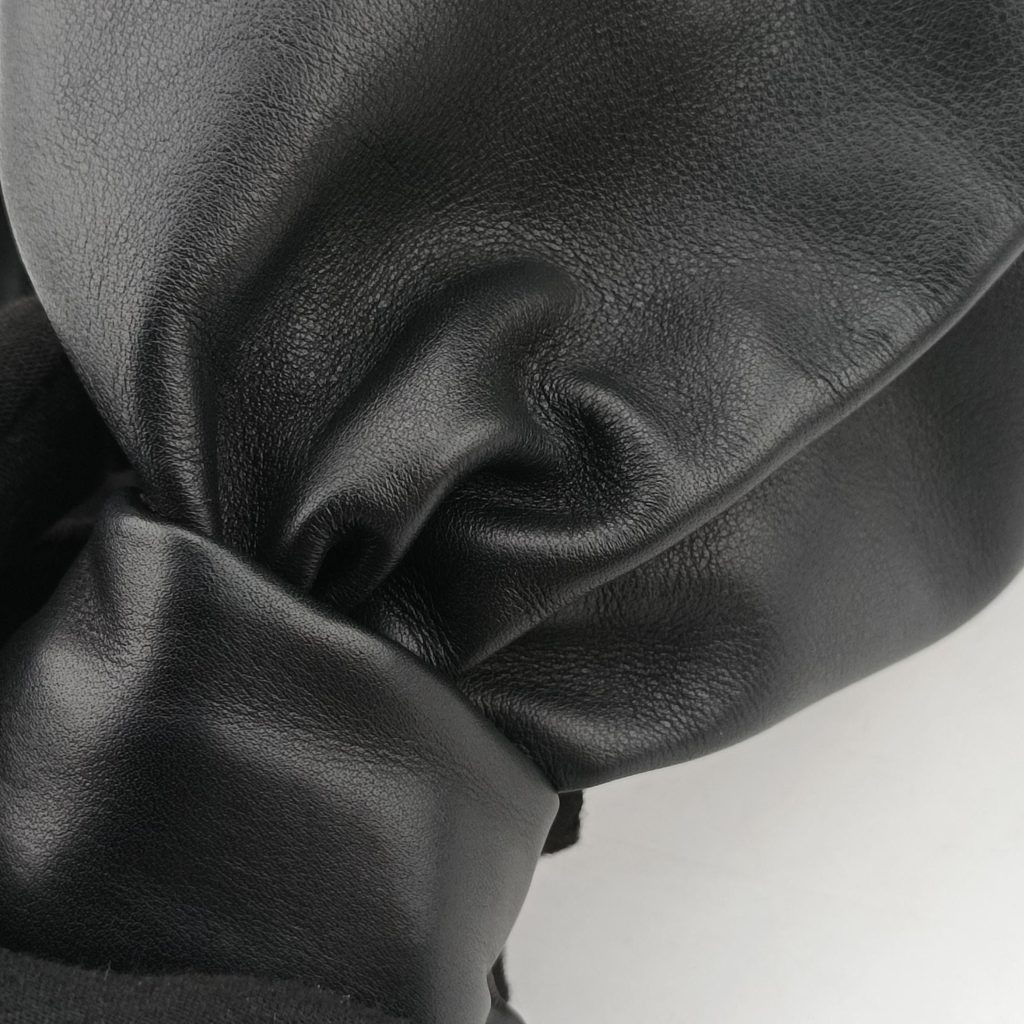 Double Knot Black lambskin P01811968Gダブルノット ミニ ブラック ラムスキン P01811968G