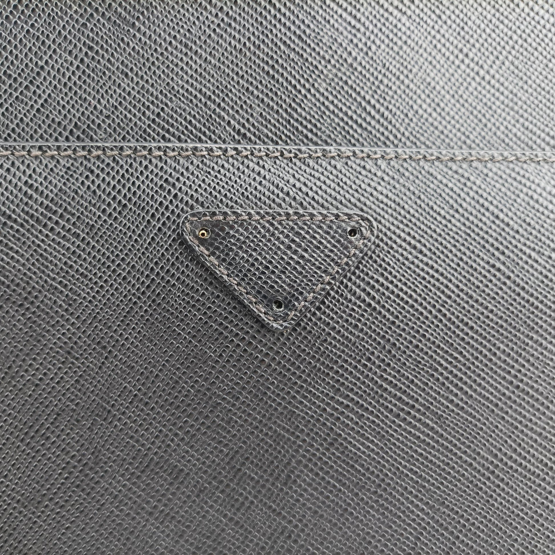 Messenger Black Saffiano leather 2VH004 8メッセンジャー ブラック サフィアーノレザー 2VH004 8
