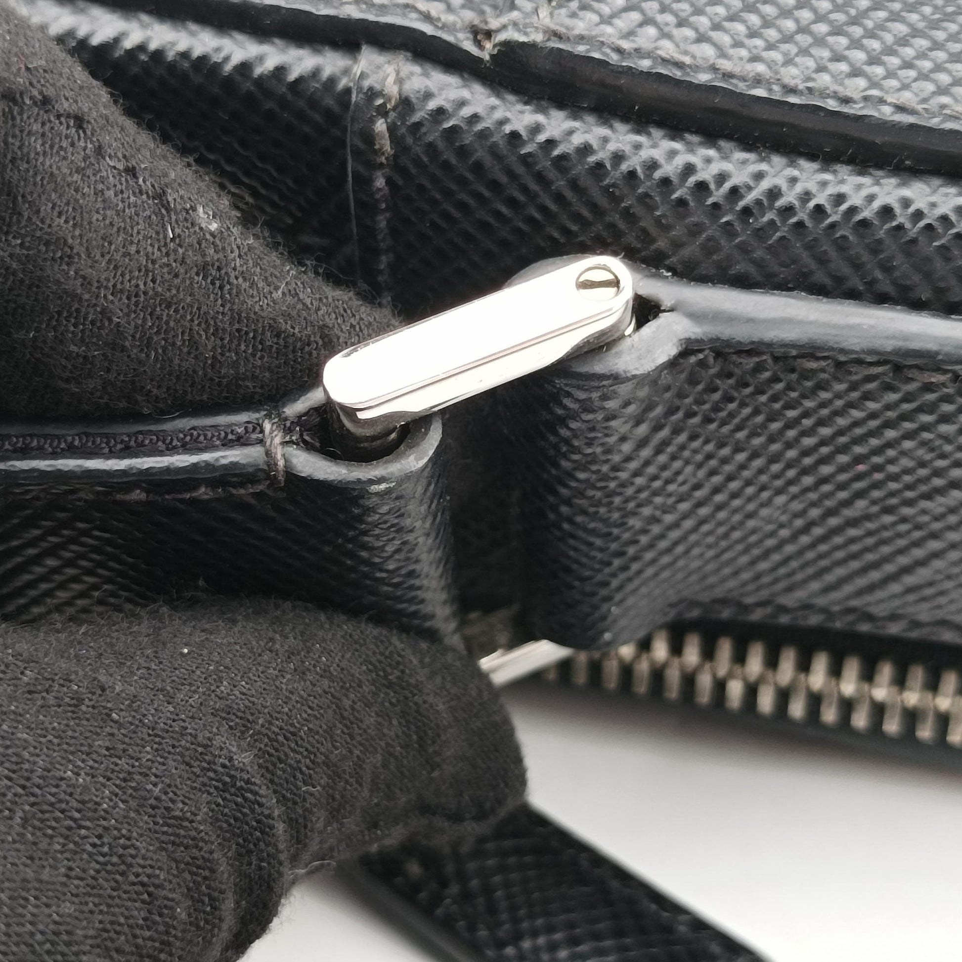 Messenger Black Saffiano leather 2VH004 8メッセンジャー ブラック サフィアーノレザー 2VH004 8