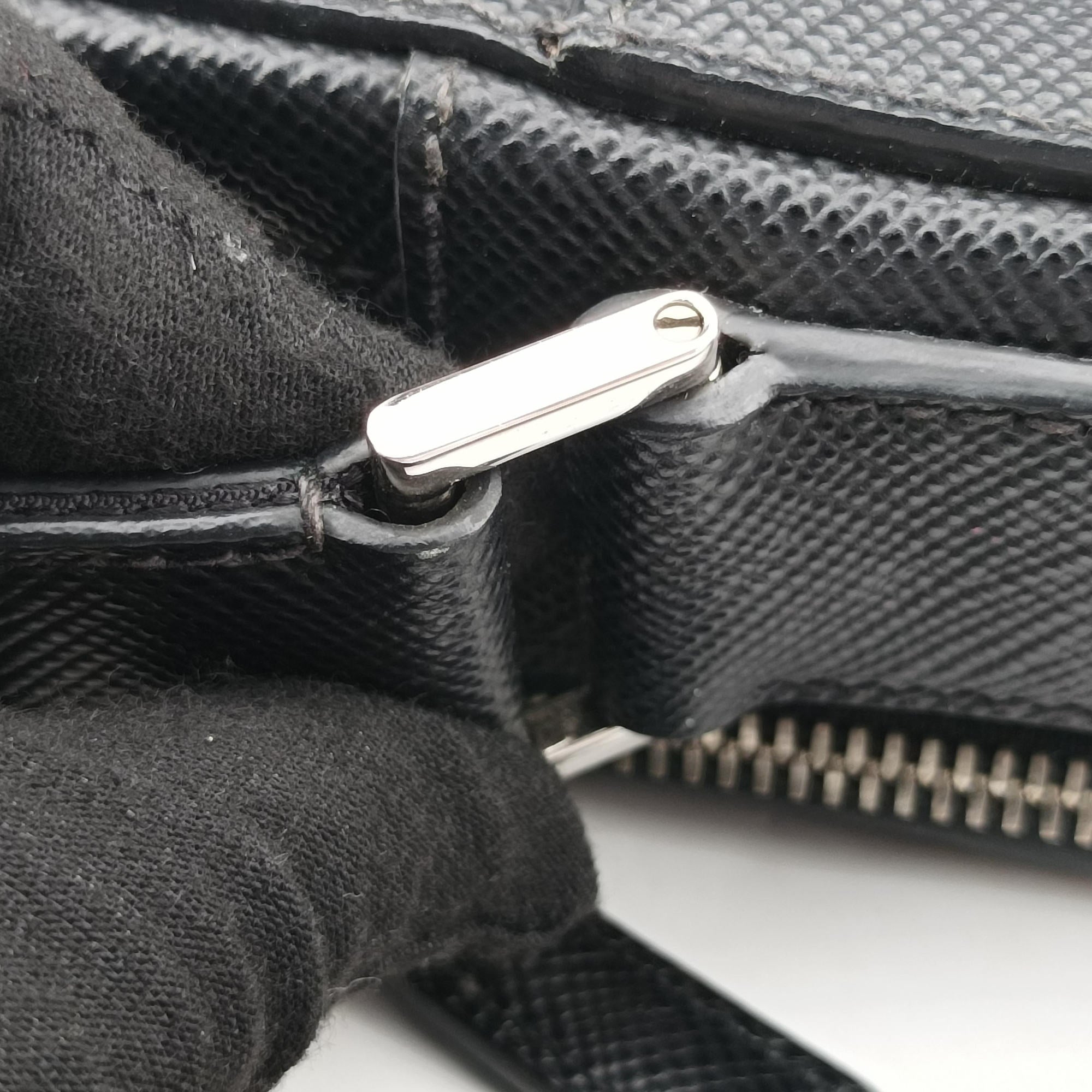 Messenger Black Saffiano leather 2VH004 8メッセンジャー ブラック サフィアーノレザー 2VH004 8