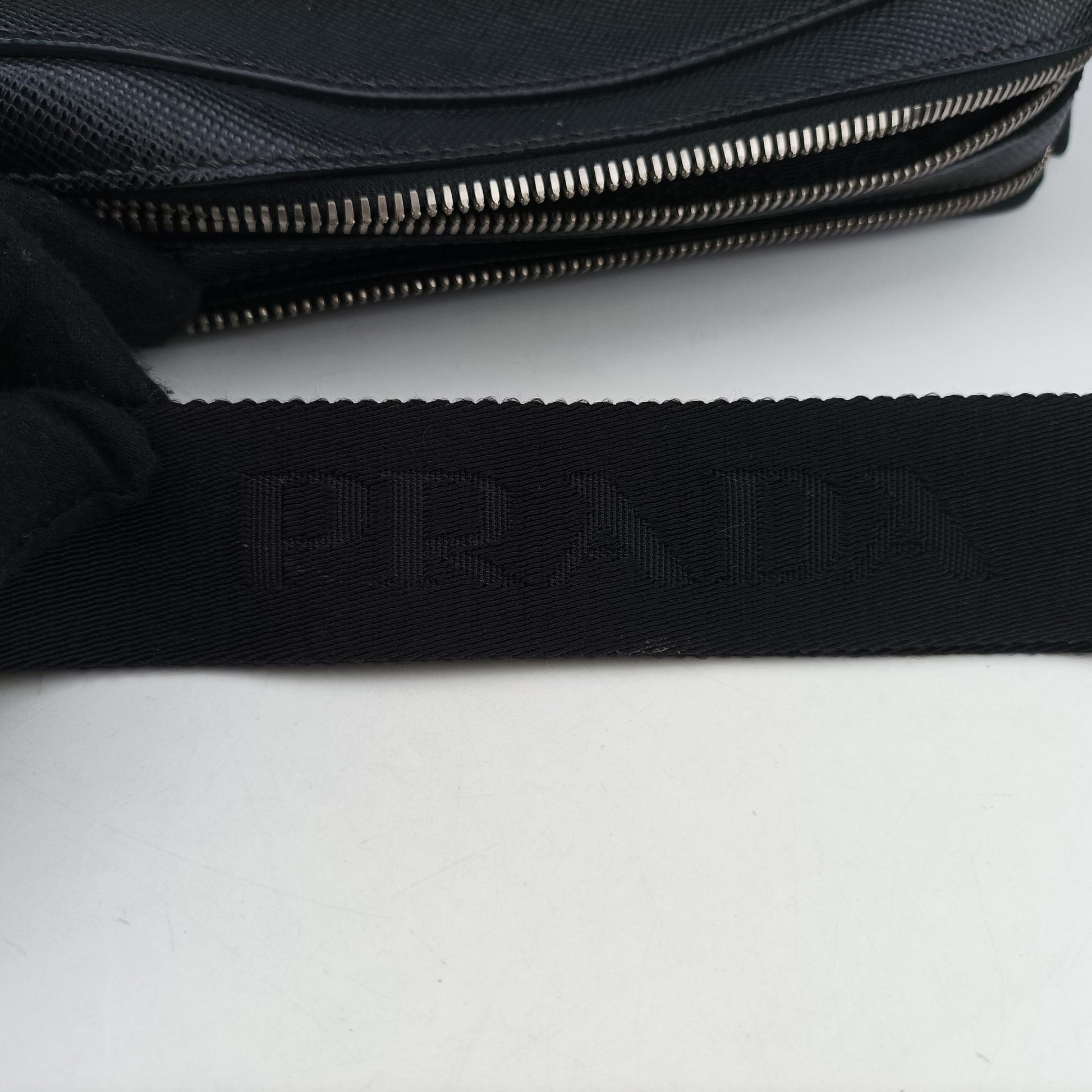 Messenger Black Saffiano leather 2VH004 8メッセンジャー ブラック サフィアーノレザー 2VH004 8