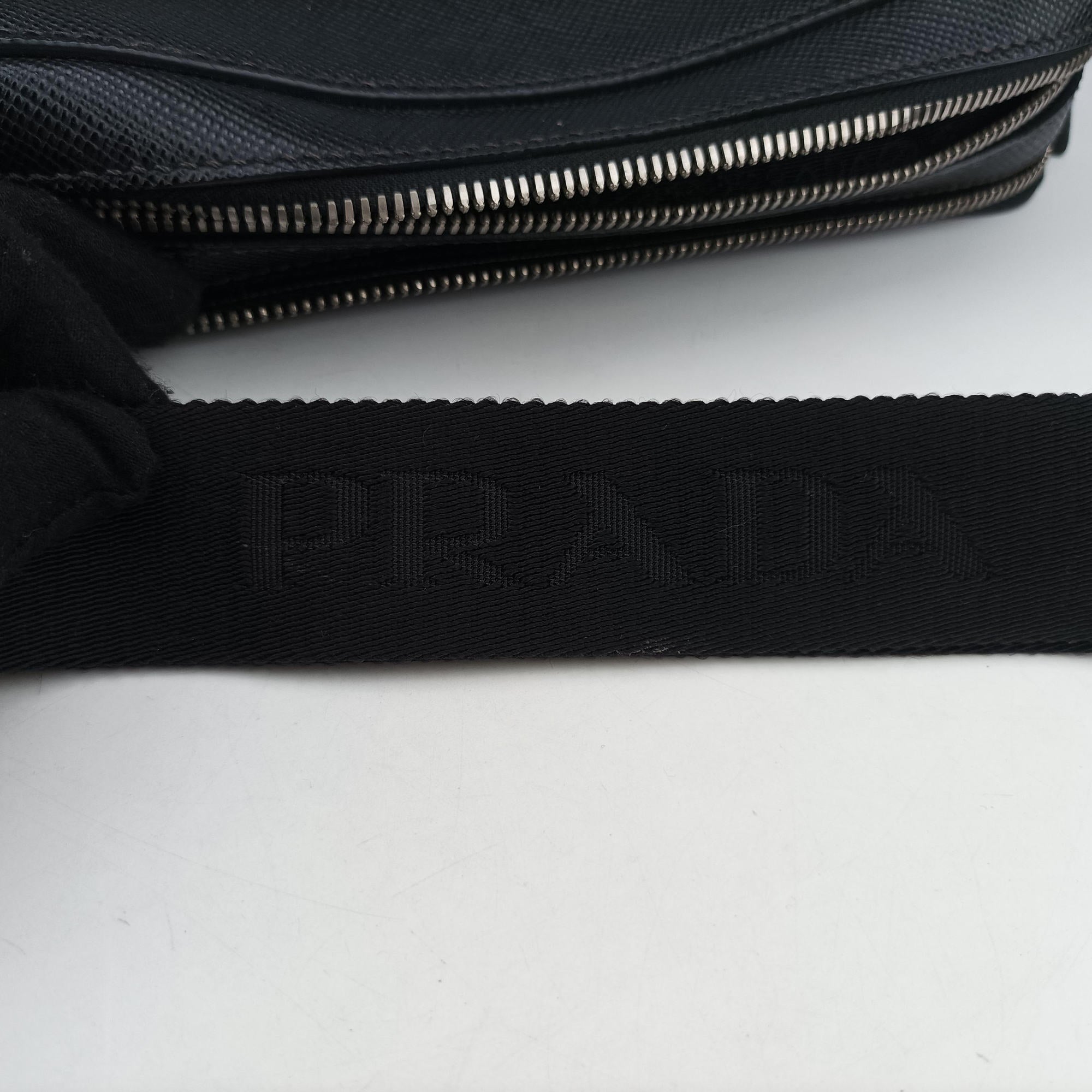 Messenger Black Saffiano leather 2VH004 8メッセンジャー ブラック サフィアーノレザー 2VH004 8