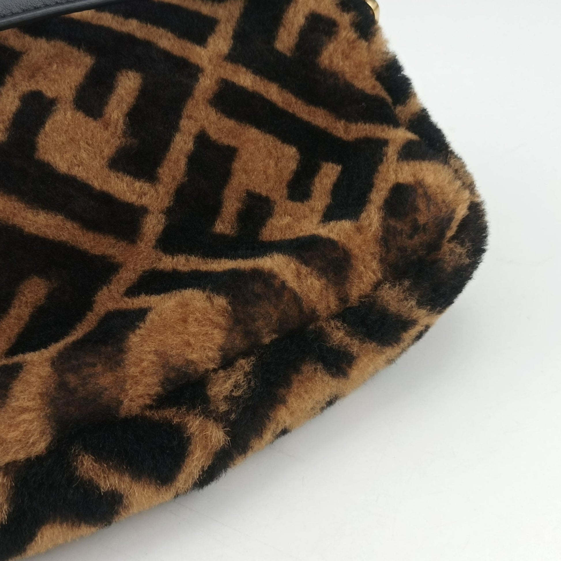 BAGUETTE Brown×Black fur 8BS017 8BS017-A8HP-209-10429バケット ブラウン×ブラック ファー 8BS017 8BS017-A8HP-209-10429