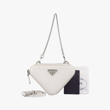 Triangle Logo Plate White SAFFIANO Leather 1NR015 234トライアングルロゴ ホワイト サフィアーノレザー 1NR015 234