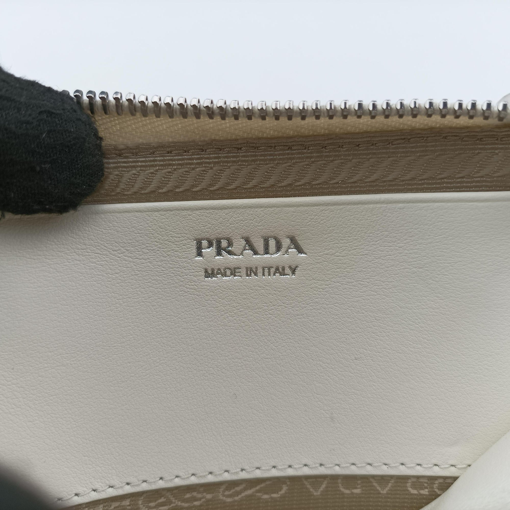 Triangle Logo Plate White SAFFIANO Leather 1NR015 234トライアングルロゴ ホワイト サフィアーノレザー 1NR015 234