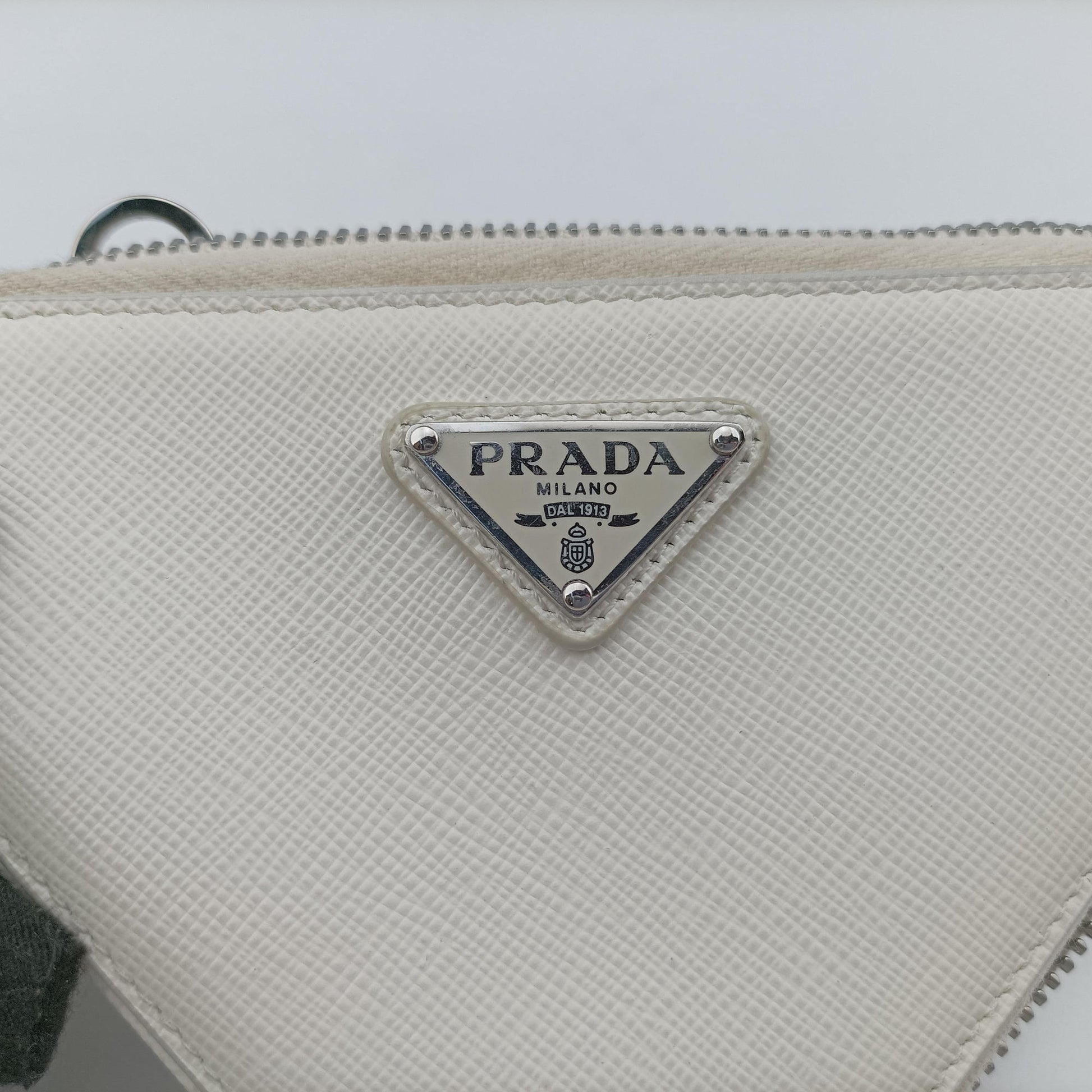 Triangle Logo Plate White SAFFIANO Leather 1NR015 234トライアングルロゴ ホワイト サフィアーノレザー 1NR015 234