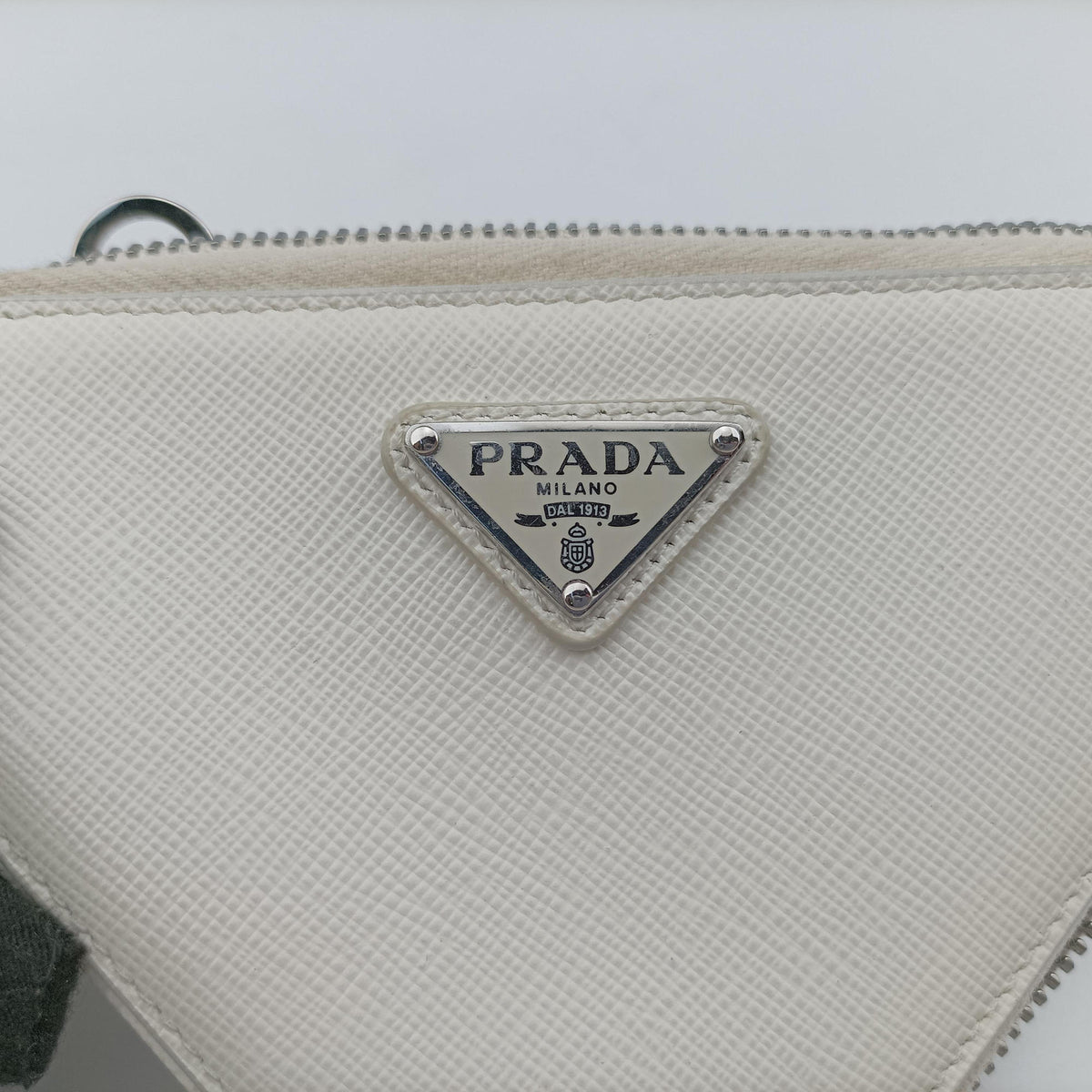 Triangle Logo Plate White SAFFIANO Leather 1NR015 234トライアングルロゴ ホワイト サフィアーノレザー 1NR015 234