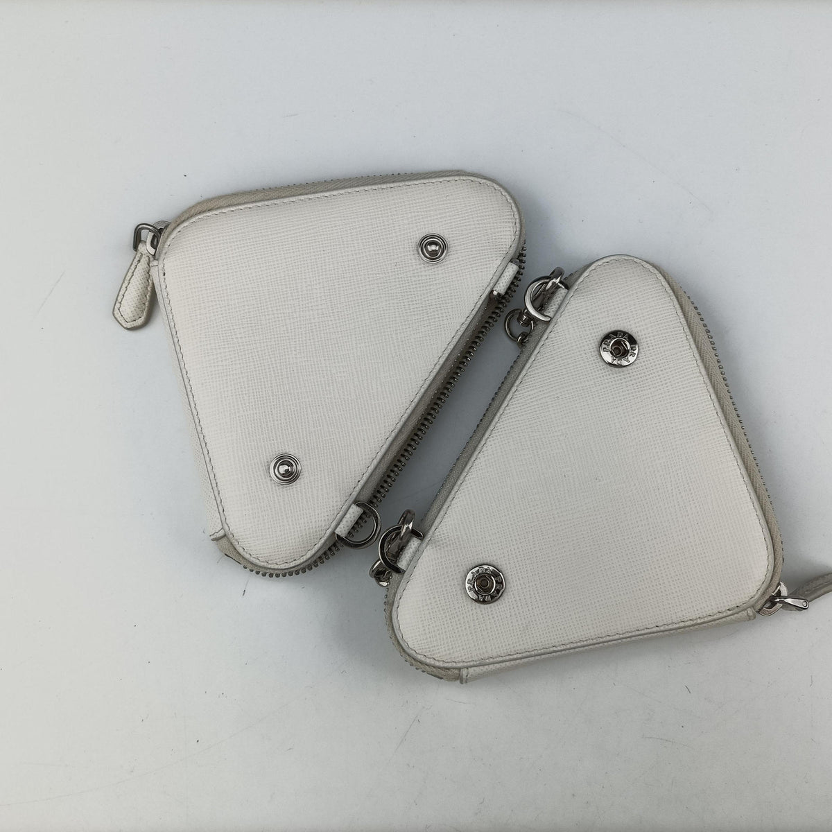 Triangle Logo Plate White SAFFIANO Leather 1NR015 234トライアングルロゴ ホワイト サフィアーノレザー 1NR015 234