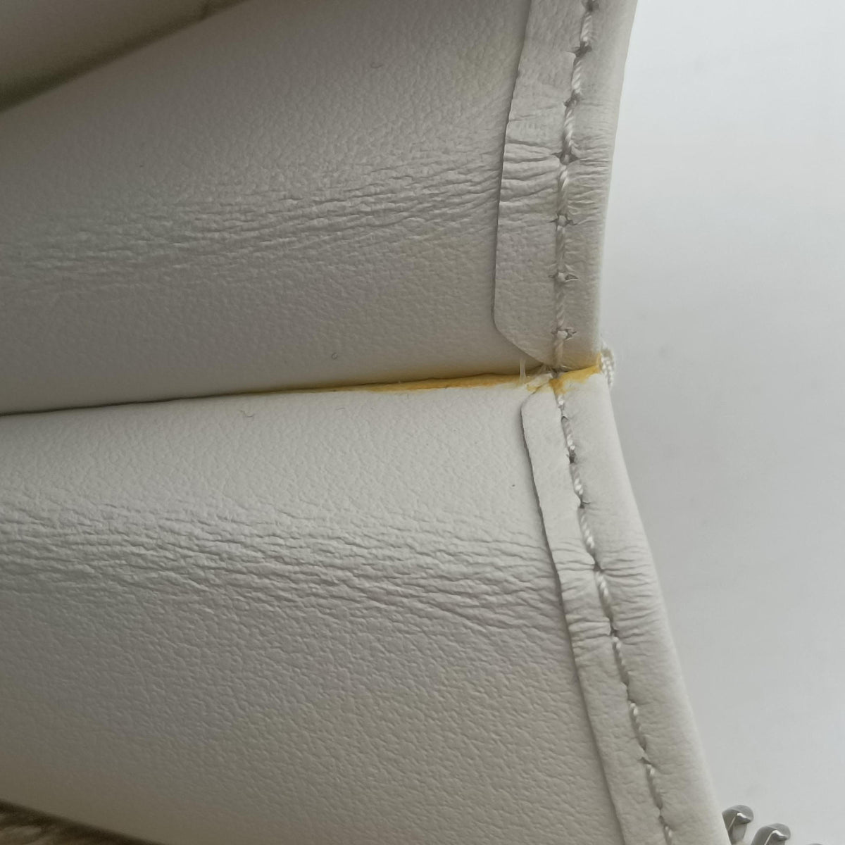 Triangle Logo Plate White SAFFIANO Leather 1NR015 234トライアングルロゴ ホワイト サフィアーノレザー 1NR015 234