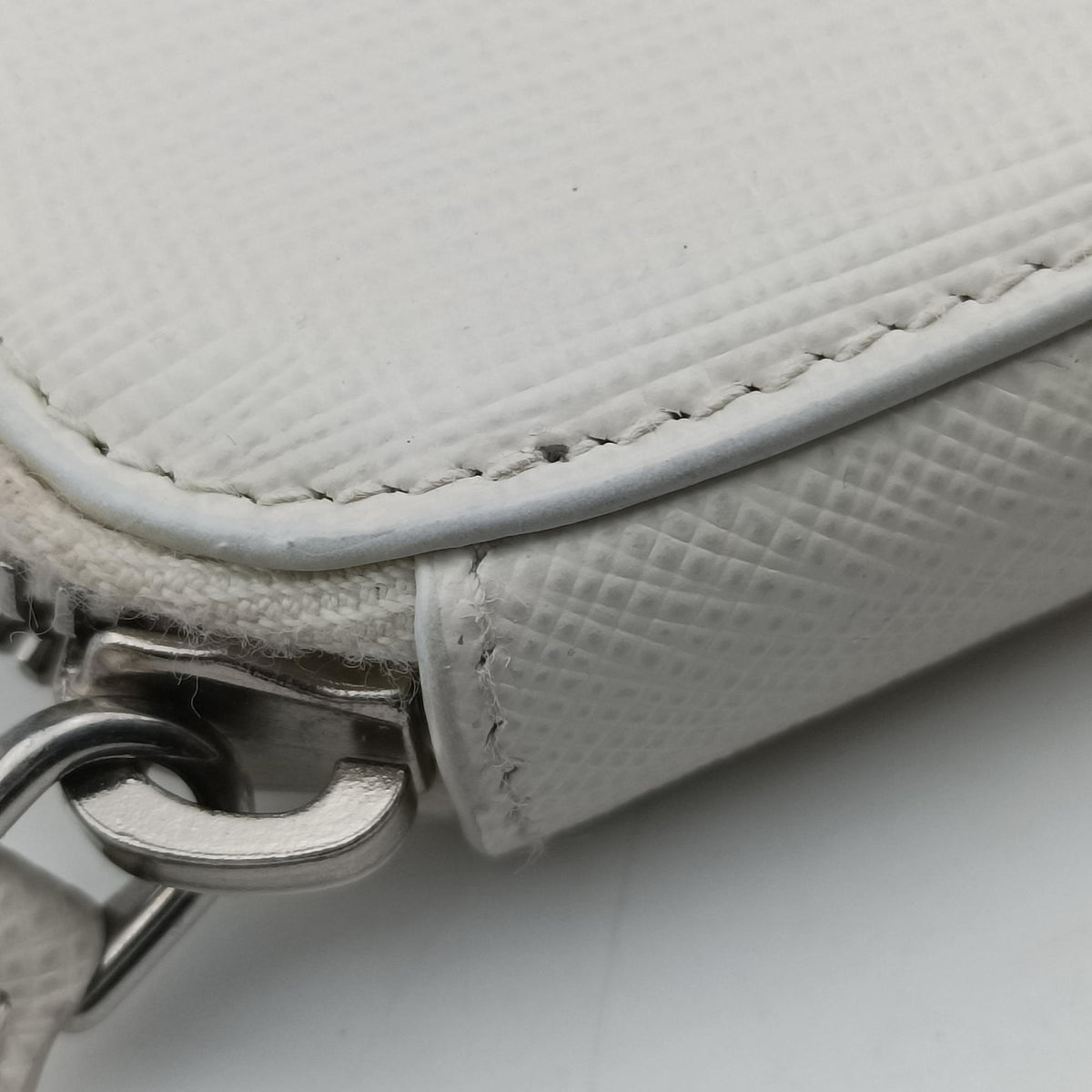 Triangle Logo Plate White SAFFIANO Leather 1NR015 234トライアングルロゴ ホワイト サフィアーノレザー 1NR015 234