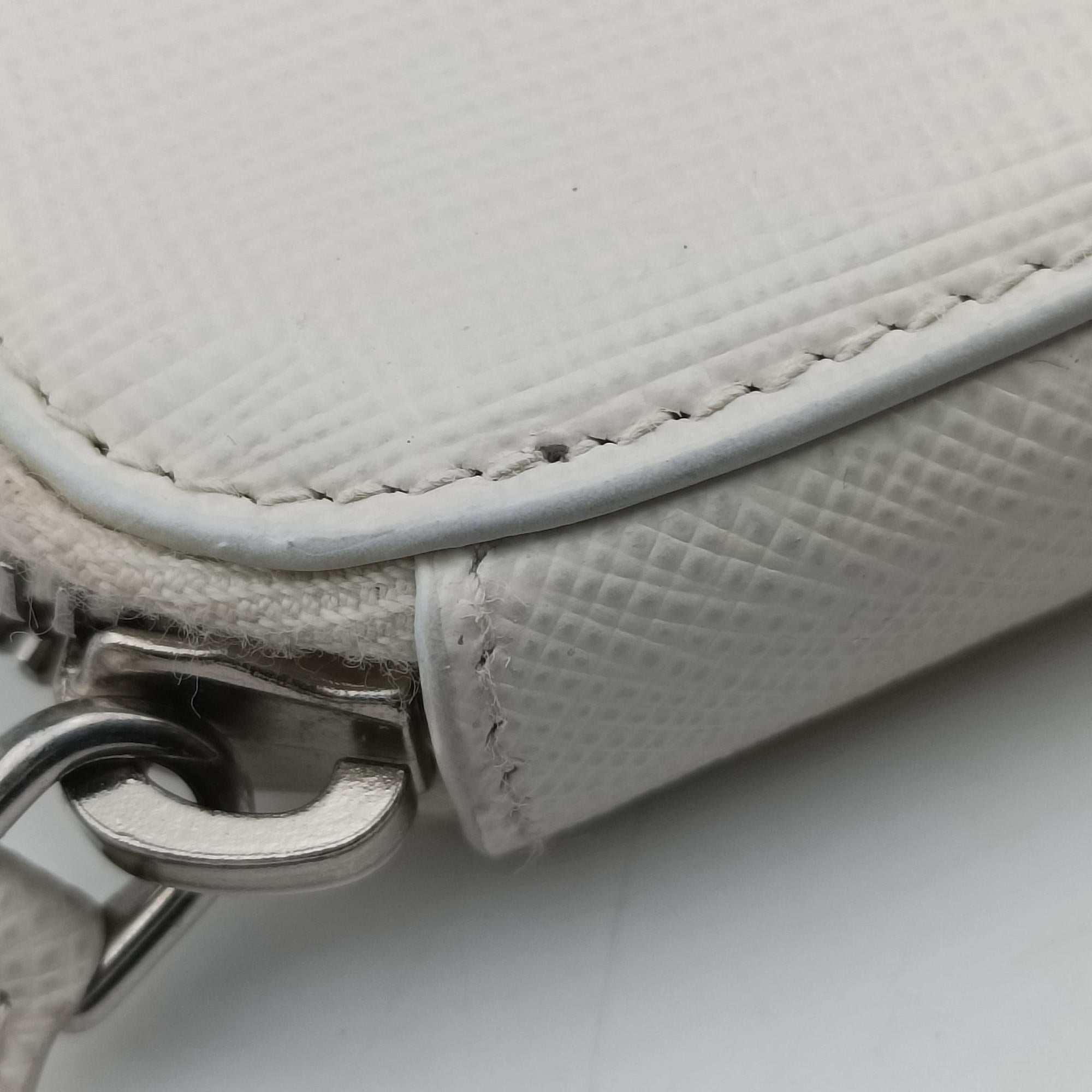 Triangle Logo Plate White SAFFIANO Leather 1NR015 234トライアングルロゴ ホワイト サフィアーノレザー 1NR015 234