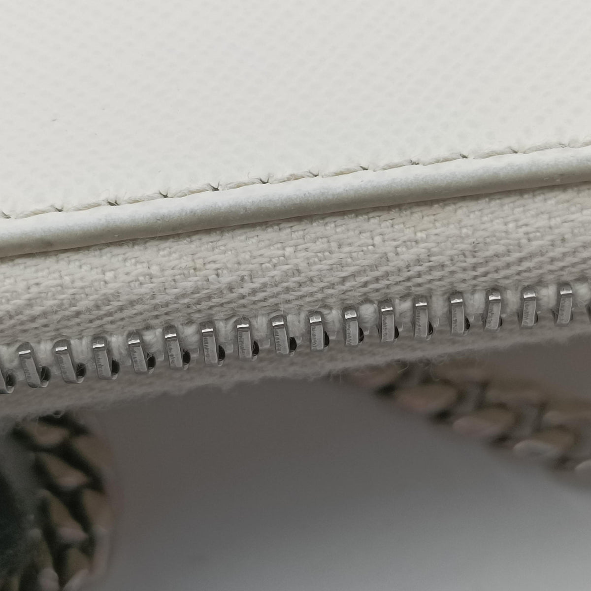 Triangle Logo Plate White SAFFIANO Leather 1NR015 234トライアングルロゴ ホワイト サフィアーノレザー 1NR015 234