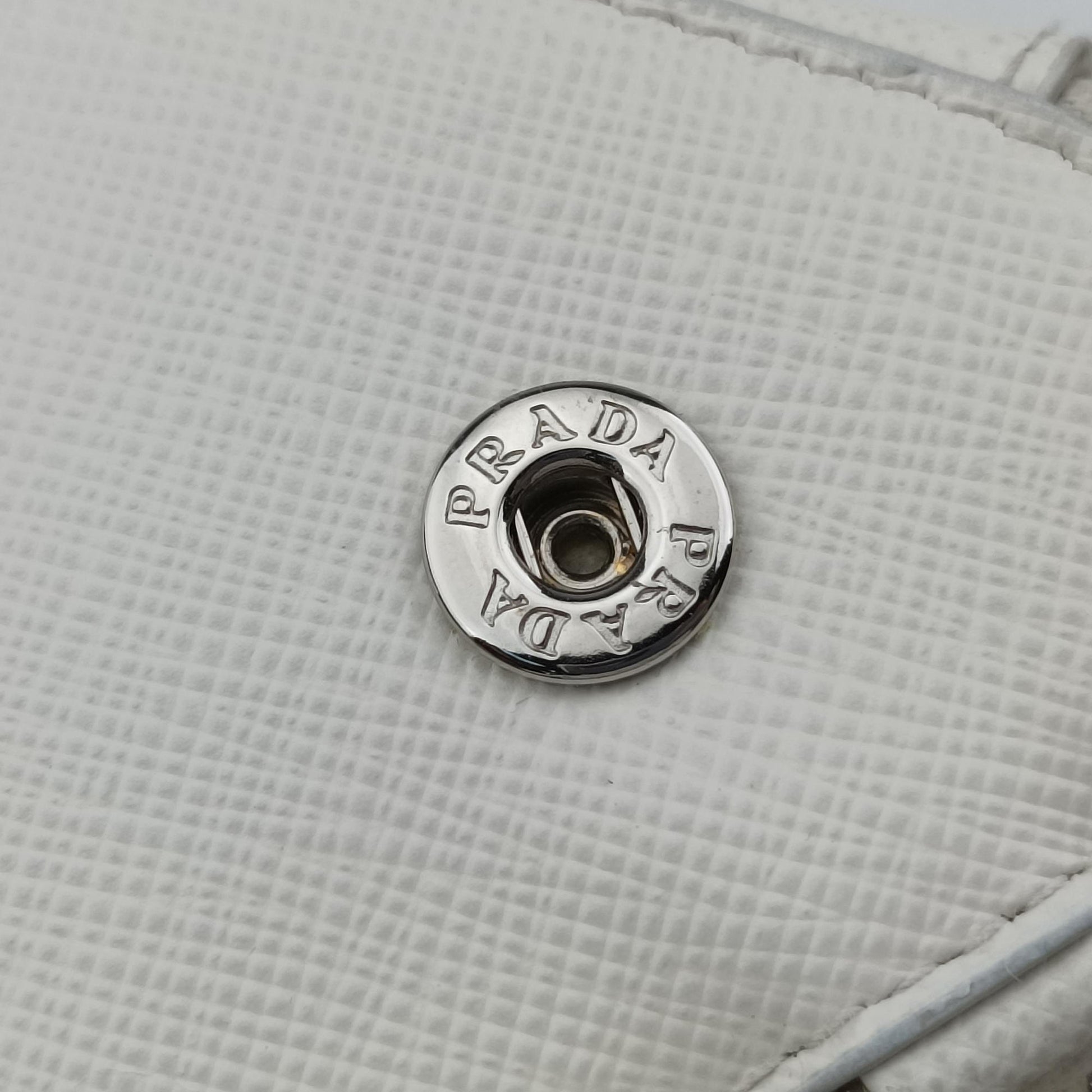 Triangle Logo Plate White SAFFIANO Leather 1NR015 234トライアングルロゴ ホワイト サフィアーノレザー 1NR015 234