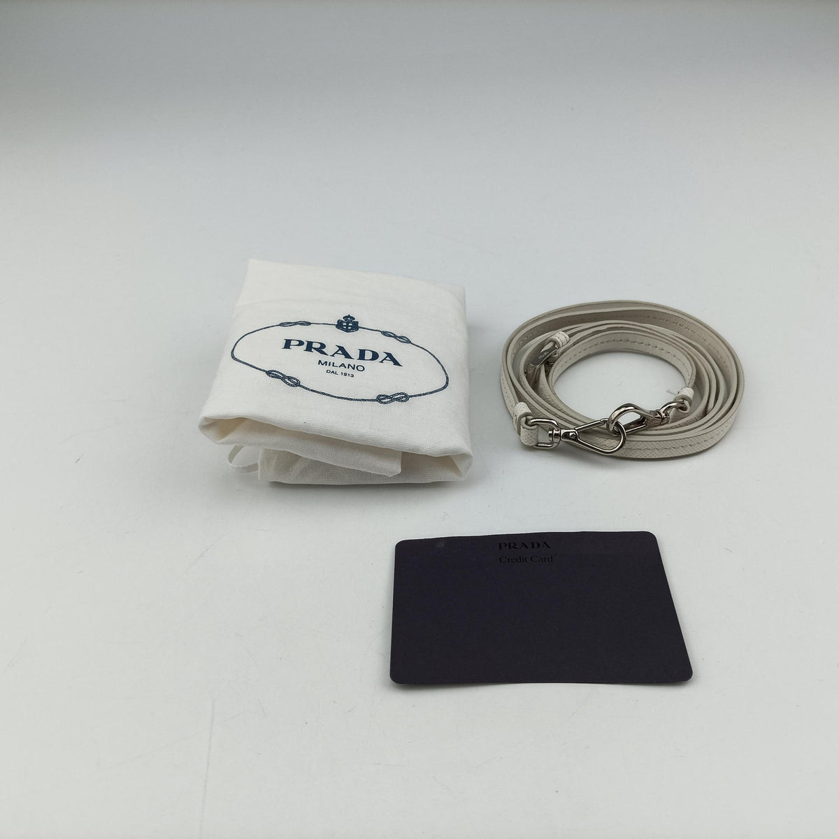 Triangle Logo Plate White SAFFIANO Leather 1NR015 234トライアングルロゴ ホワイト サフィアーノレザー 1NR015 234