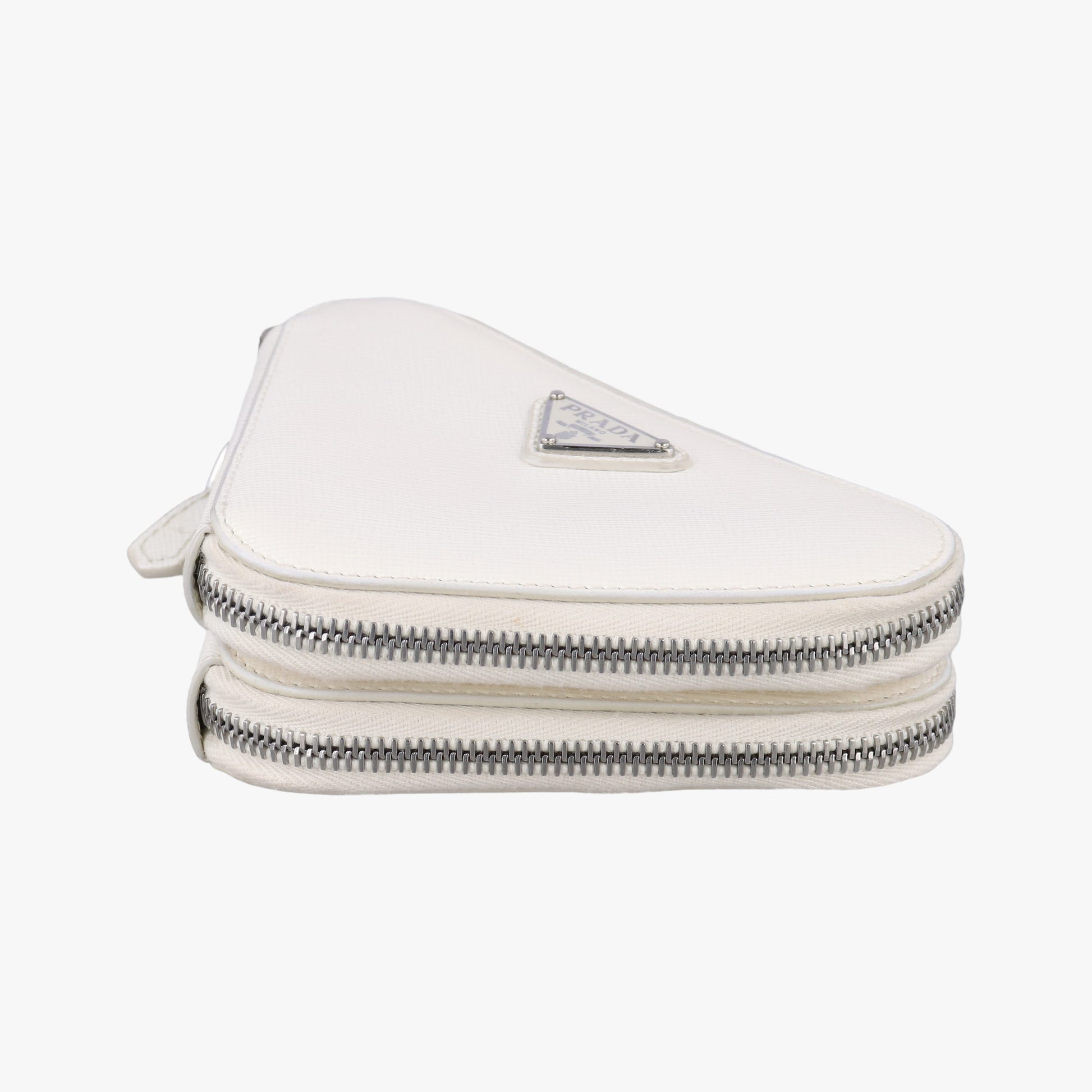 Triangle Logo Plate White SAFFIANO Leather 1NR015 234トライアングルロゴ ホワイト サフィアーノレザー 1NR015 234