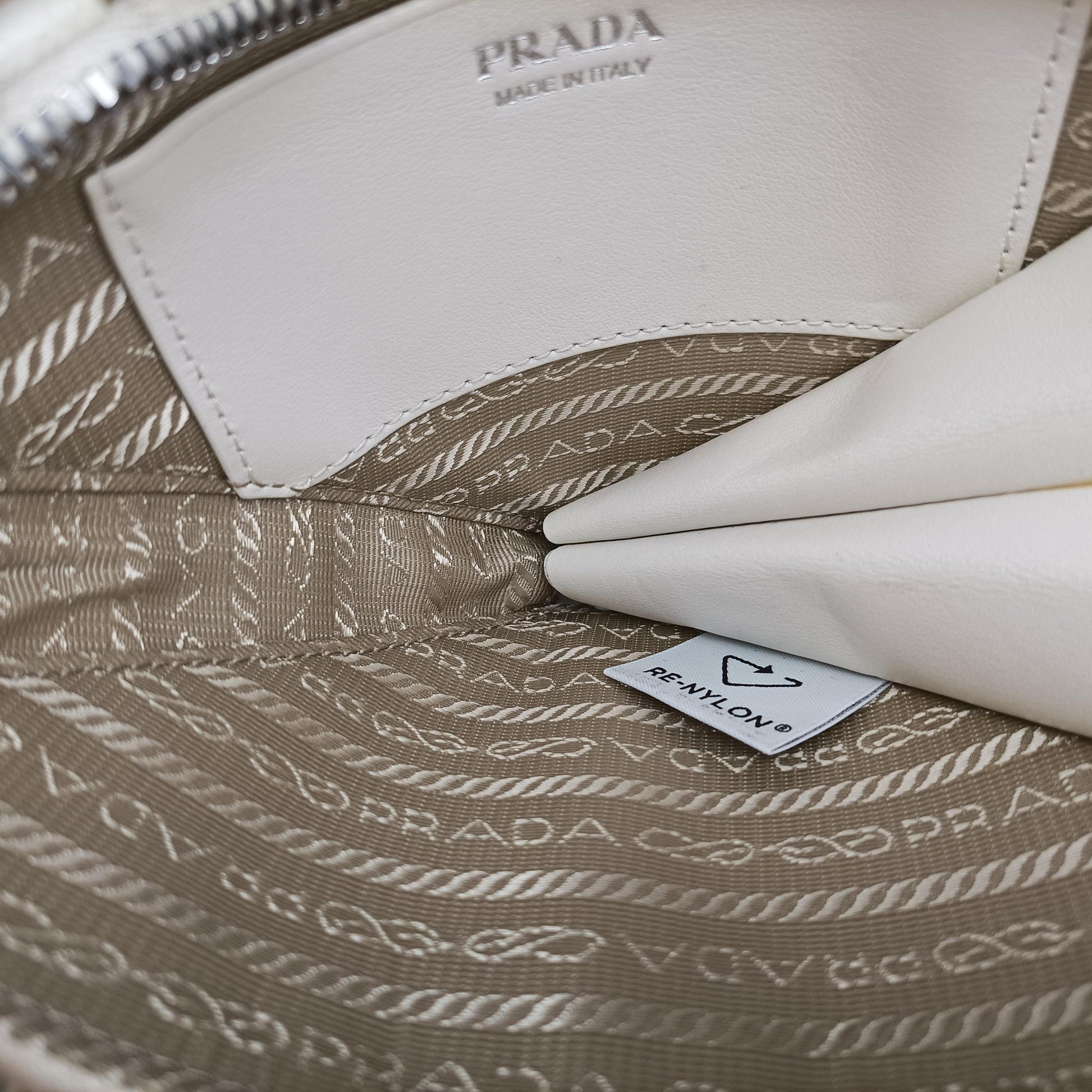 Triangle Logo Plate White SAFFIANO Leather 1NR015 234トライアングルロゴ ホワイト サフィアーノレザー 1NR015 234