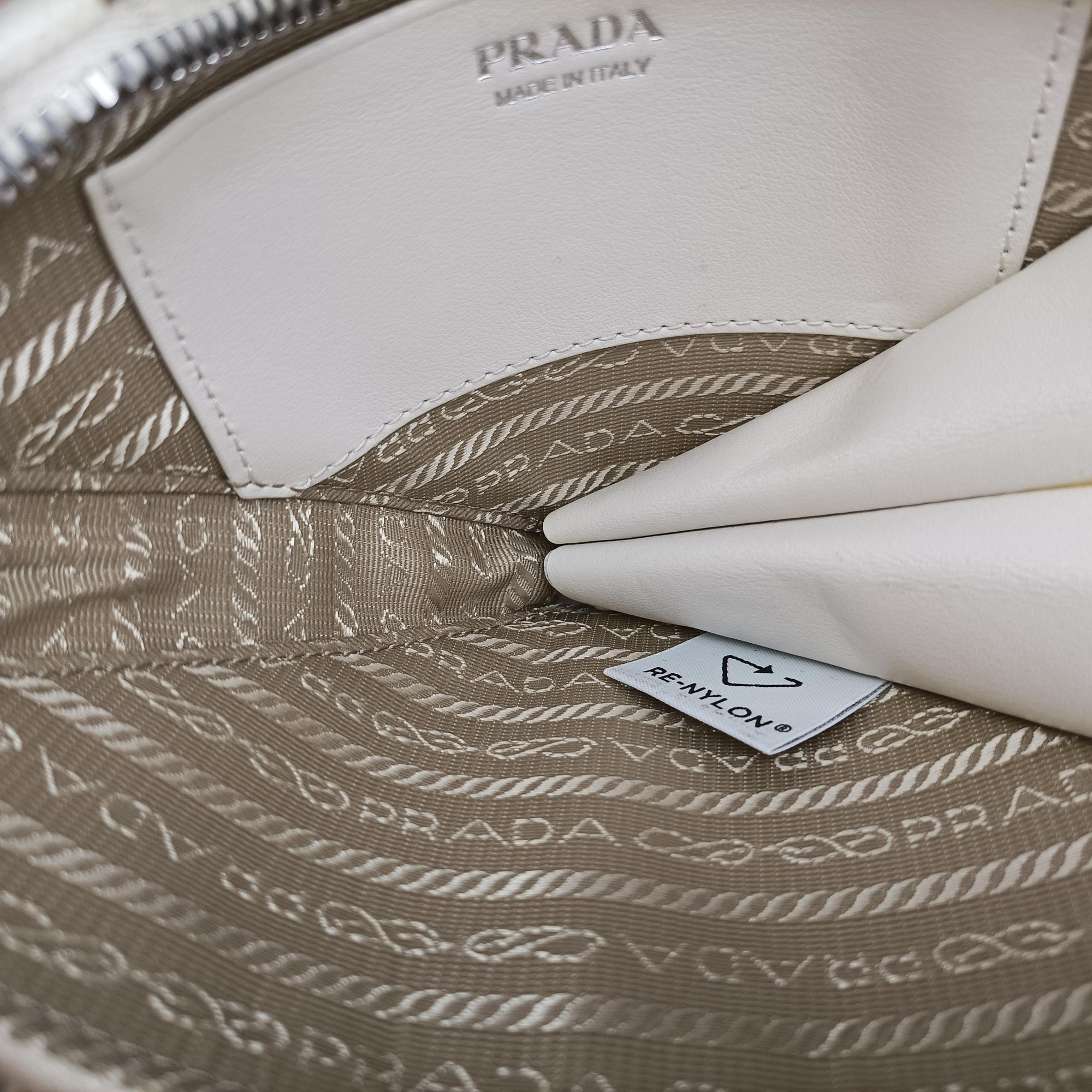 Triangle Logo Plate White SAFFIANO Leather 1NR015 234トライアングルロゴ ホワイト サフィアーノレザー 1NR015 234