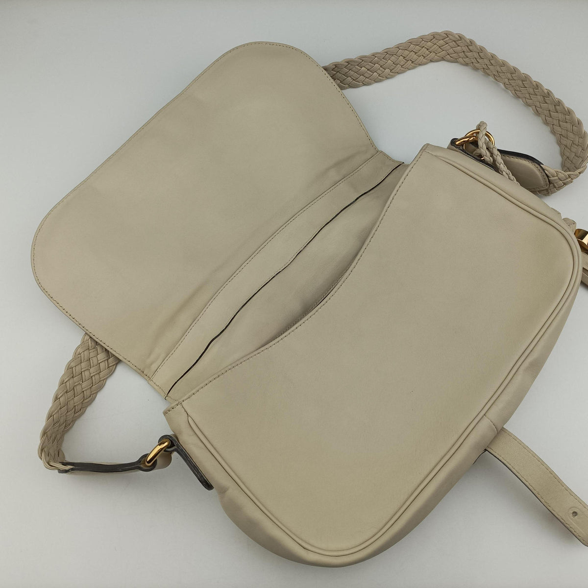 Pre-owned Gucci Tassel Handmade Medium Flap White Leather 263954 shoulderbag | stylenewstar