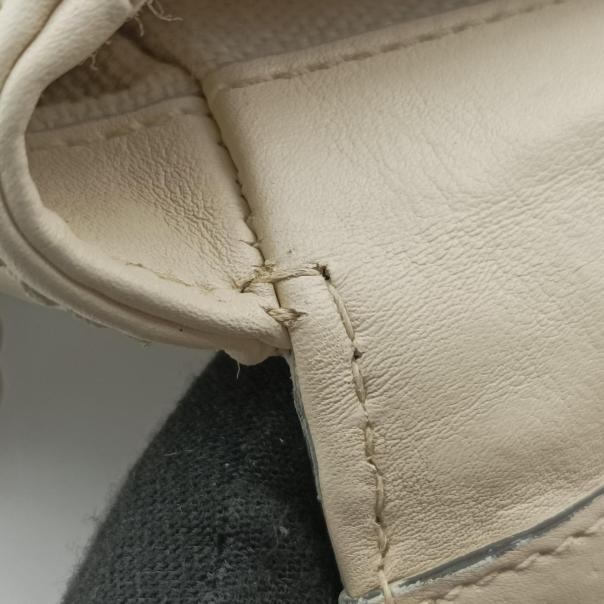 Pre-owned Gucci Tassel Handmade Medium Flap White Leather 263954 shoulderbag | stylenewstar