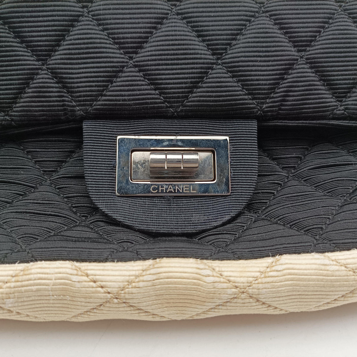 Secondhand Chanel Matelasse 2.55 Black × Beige Fabric A46019 shoulderbag | stylenewstar
