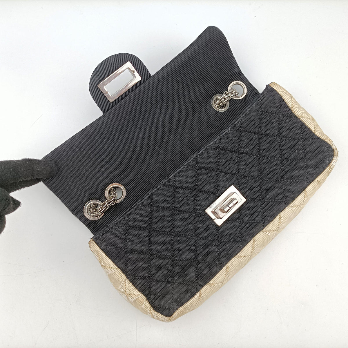 Secondhand Chanel Matelasse 2.55 Black × Beige Fabric A46019 shoulderbag | stylenewstar