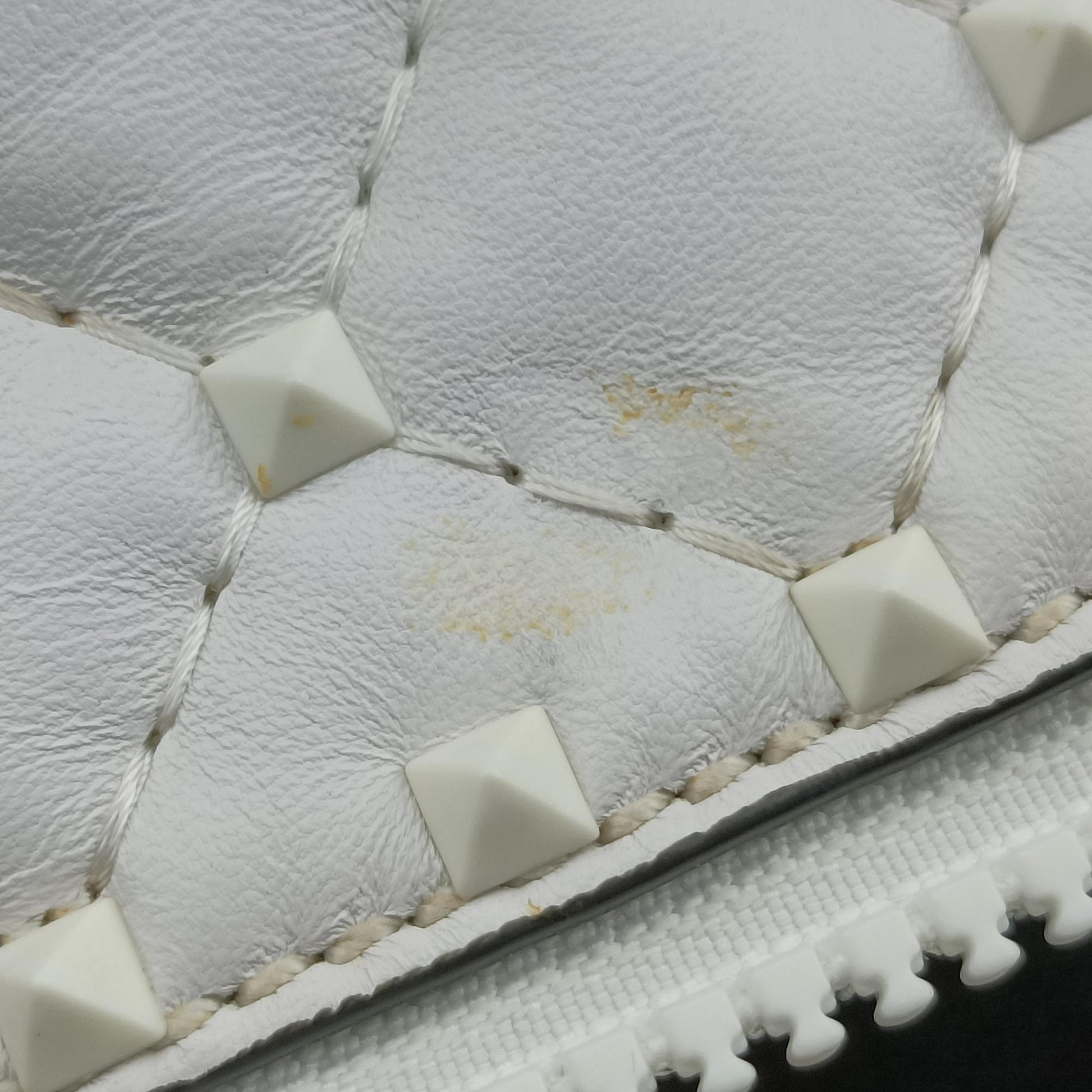Rockstud White Leather GF-PB46RVH2ロックスタッズ ホワイト レザー GF-PB46RVH2