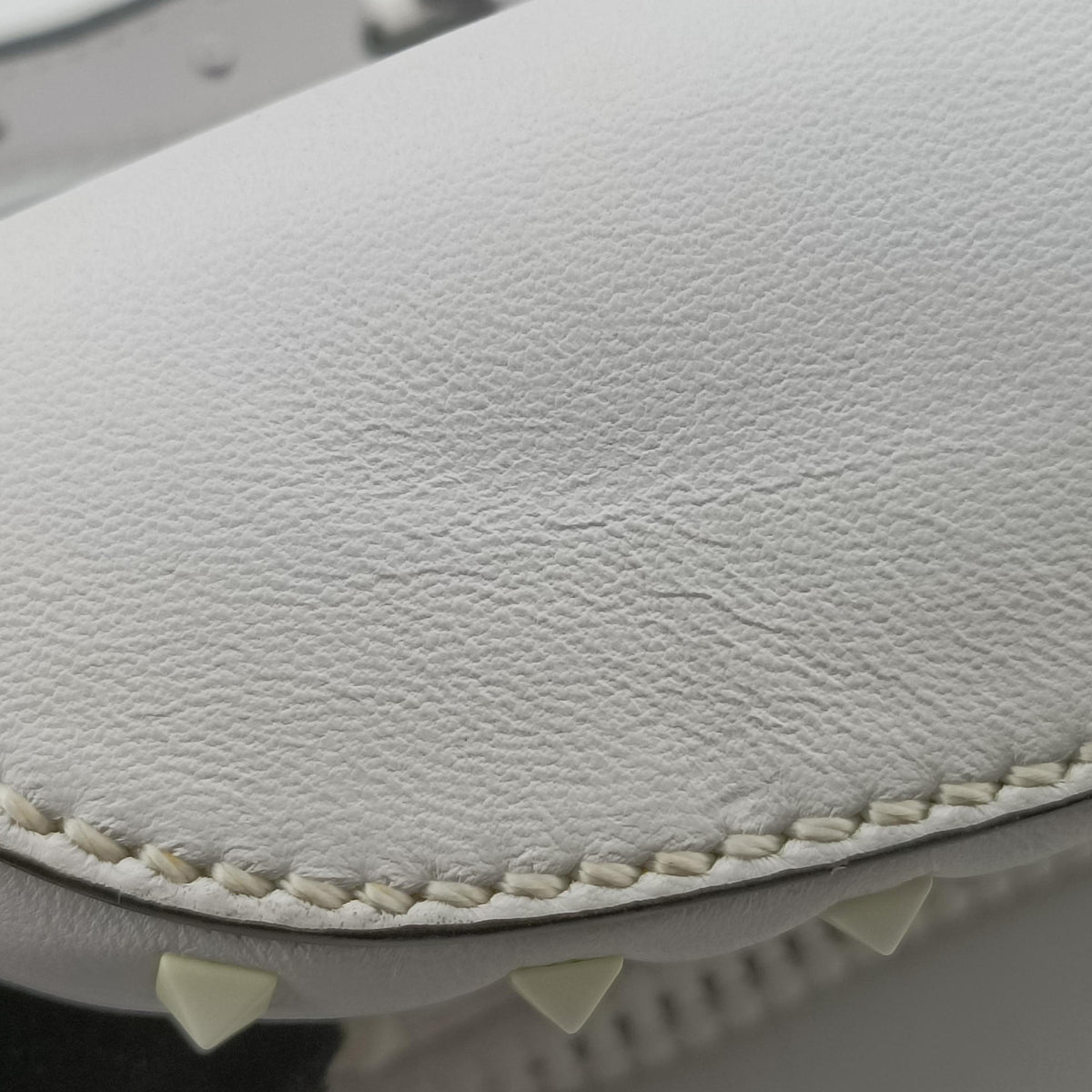 Rockstud White Leather GF-PB46RVH2ロックスタッズ ホワイト レザー GF-PB46RVH2