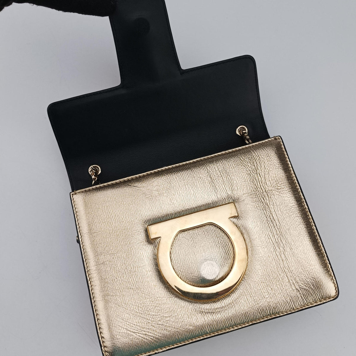 Pre-owned Ferragamo Thalia Golden Leather  shoulderbag | stylenewstar