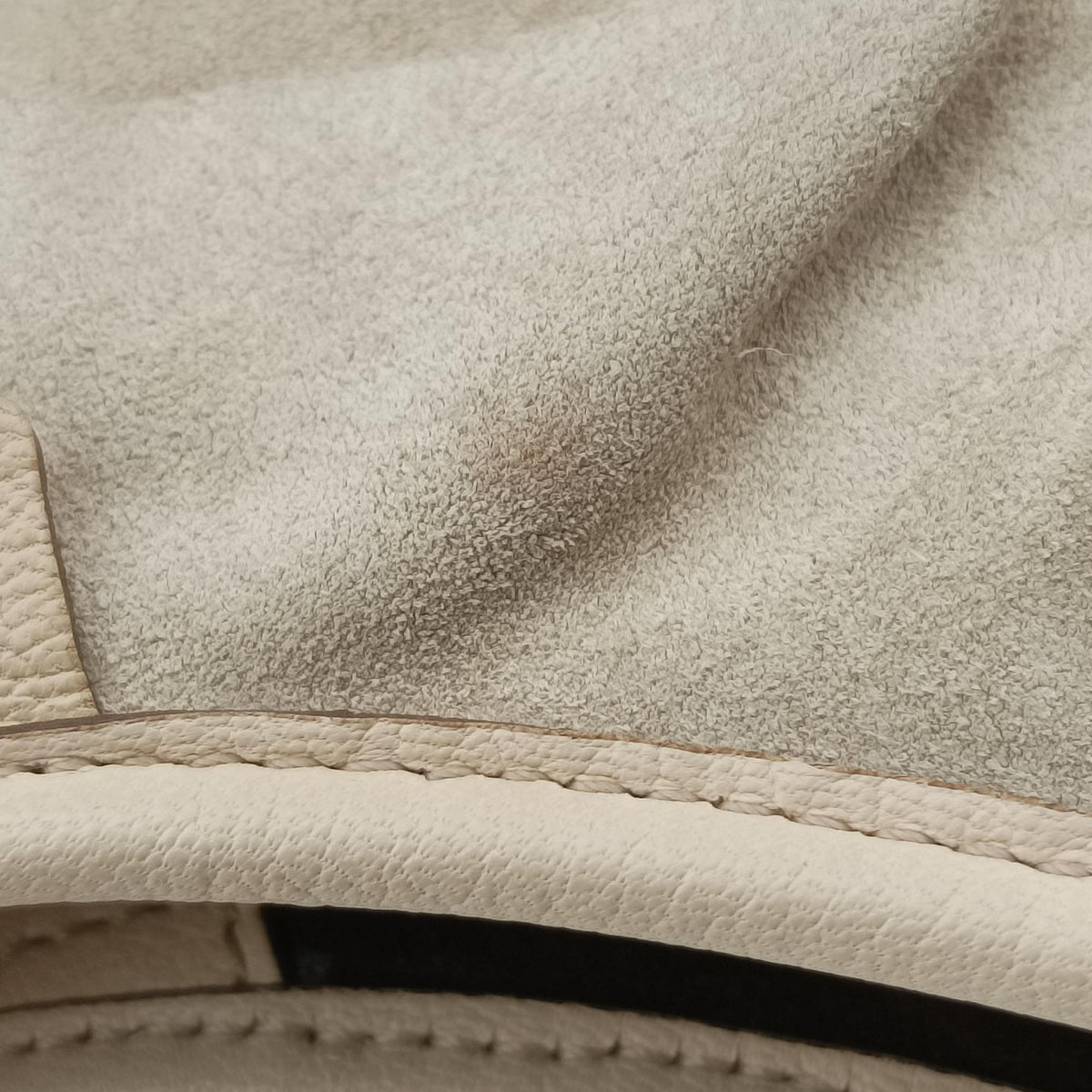 Pre-owned Yves Saint Laurent Mombasa Beige Suede 122245 handbag | stylenewstar