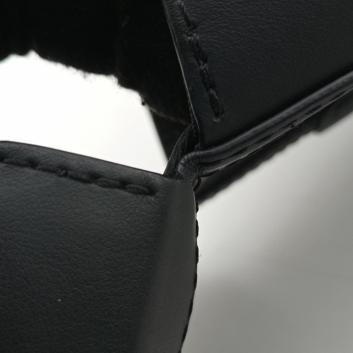 Secondhand Louis Vuitton Vertical Trunk Noir Monogram Taurillon M82070 shoulderbag | stylenewstar