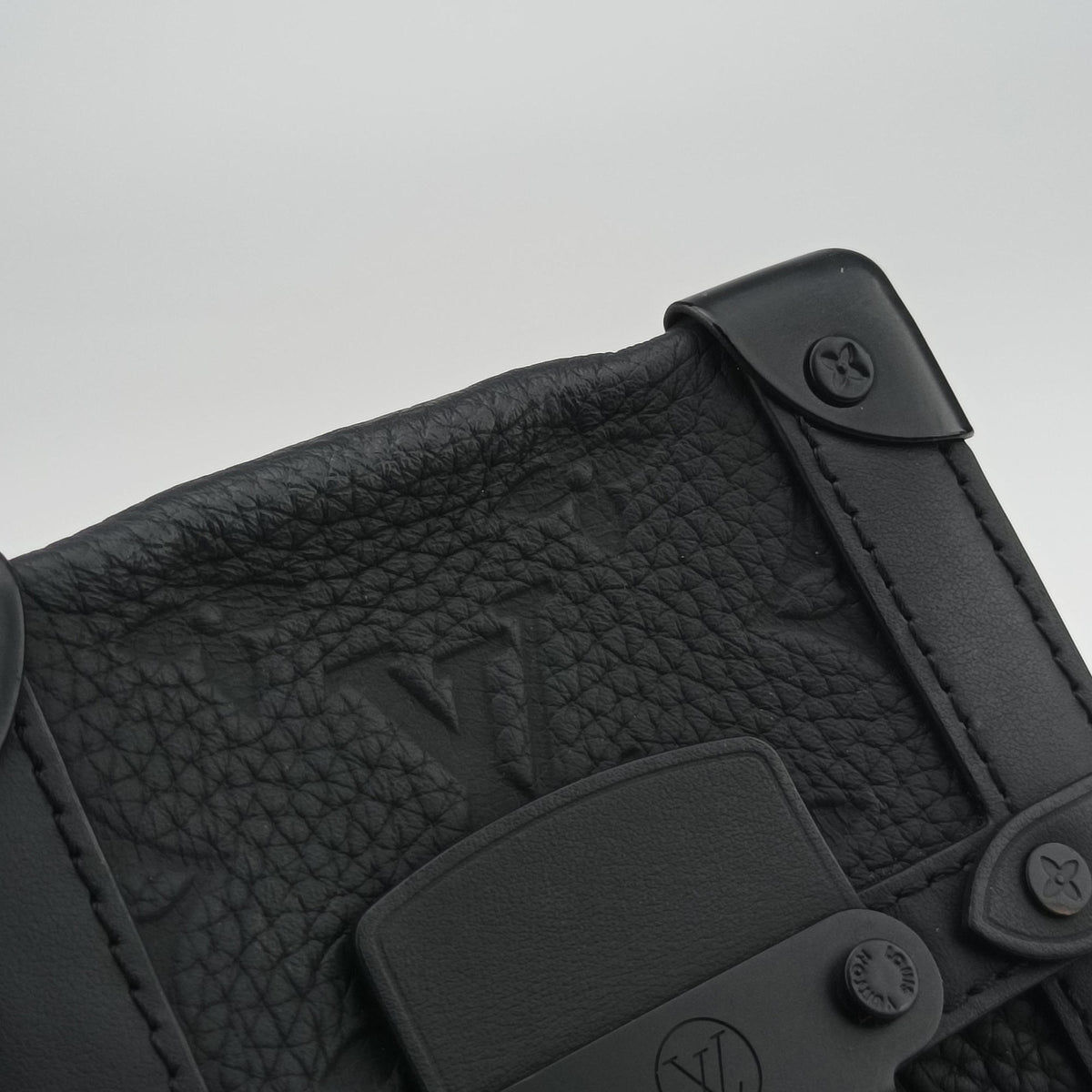 Secondhand Louis Vuitton Vertical Trunk Noir Monogram Taurillon M82070 shoulderbag | stylenewstar