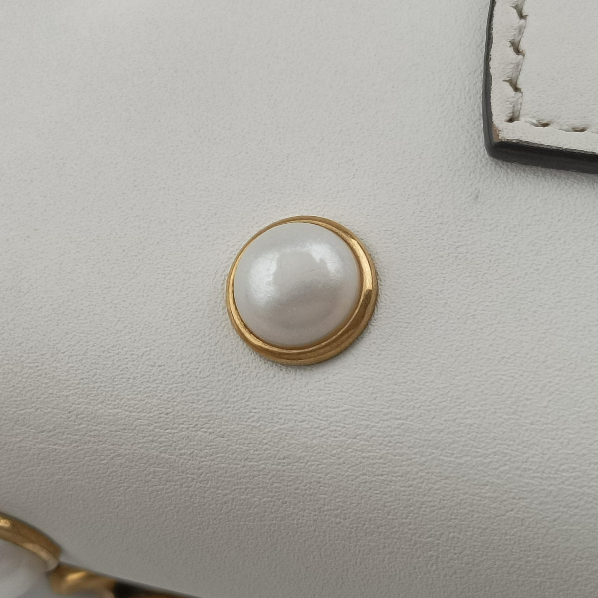 Pre-owned Gucci Broadway Pearl Bee White Leather 453778 shoulderbag | stylenewstar