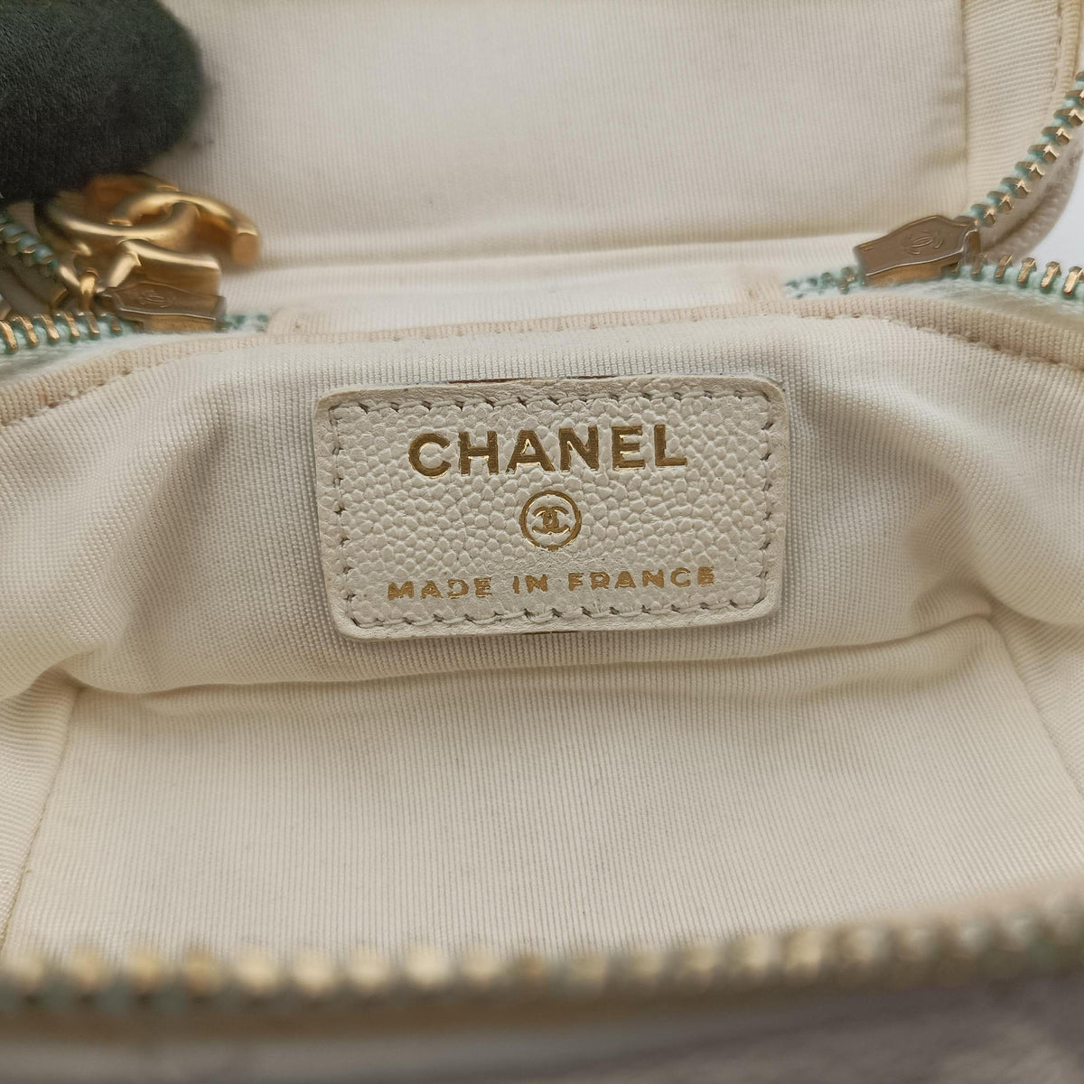 Micro Vanity Case White caviar skin AP2194 31208948マトラッセ ミニバニティ ジップアラウンド ホワイト キャビアスキン AP2194 31208948