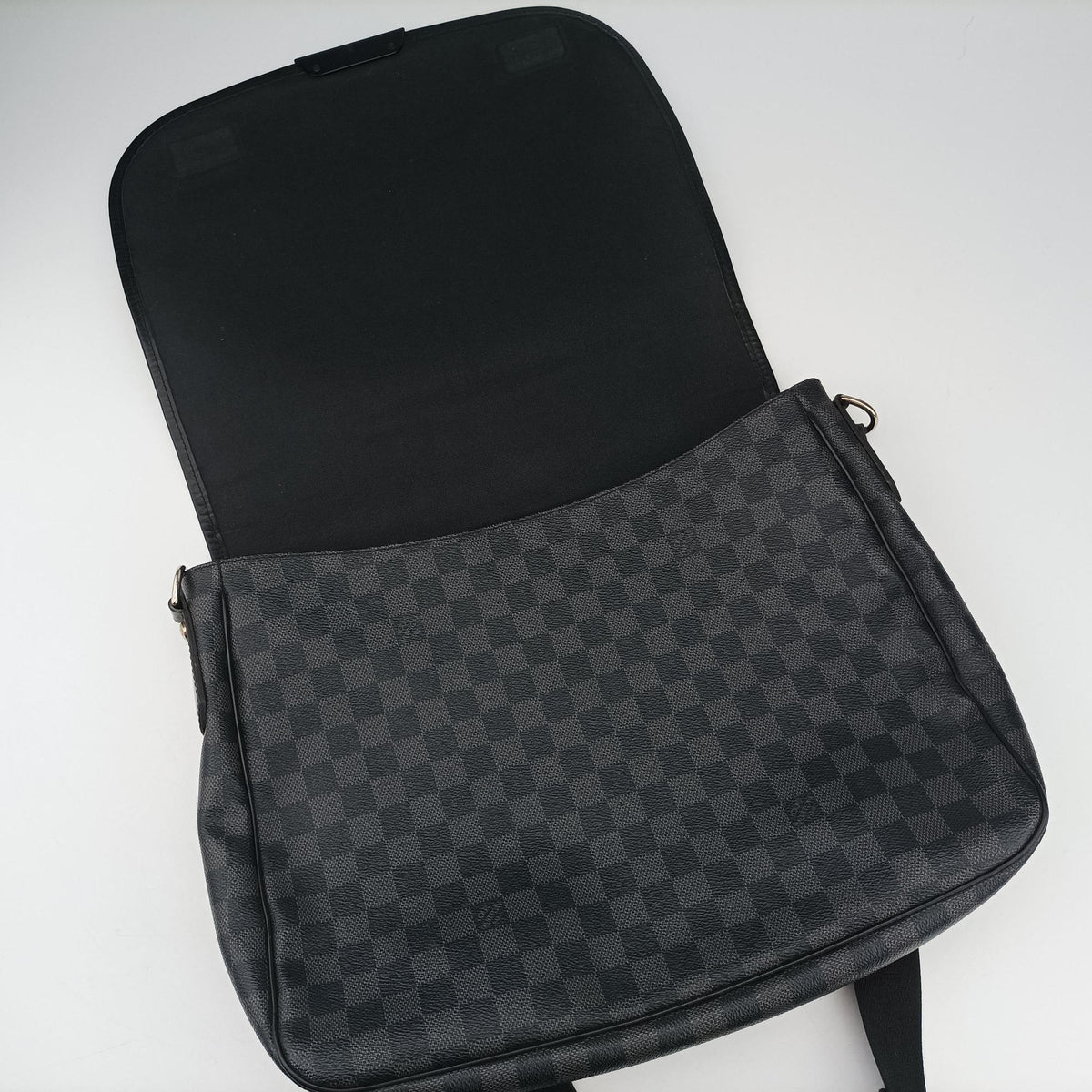 Pre-owned Louis Vuitton DANIEL GM Noir Damier GRAPHITE N58033 crossbodybag | stylenewstar