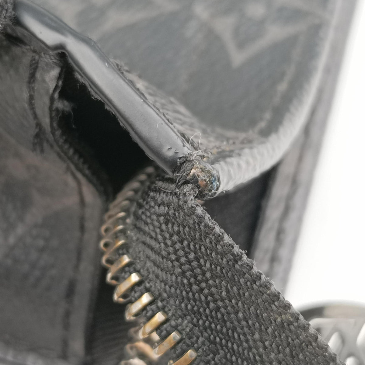 Pochette Voyage MM Black x Silver Monogram Split M63039 SP1128ポシェット ヴォワヤージュ MM ブラック x シルバー モノグラム スプリット M63039 SP1128