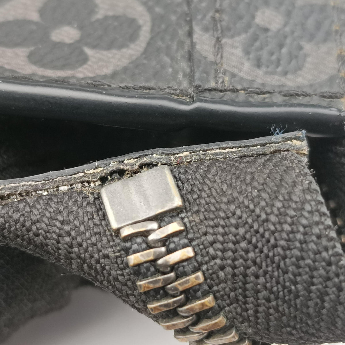 Pochette Voyage MM Black x Silver Monogram Split M63039 SP1128ポシェット ヴォワヤージュ MM ブラック x シルバー モノグラム スプリット M63039 SP1128