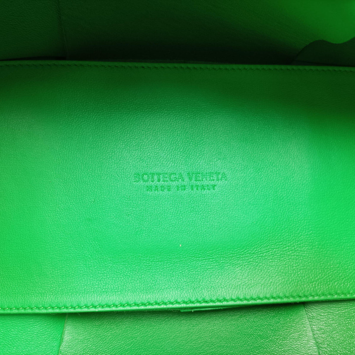 Pre-owned Bottega Veneta THE ARCO Tote Medium Green lambskin  handbag | stylenewstar